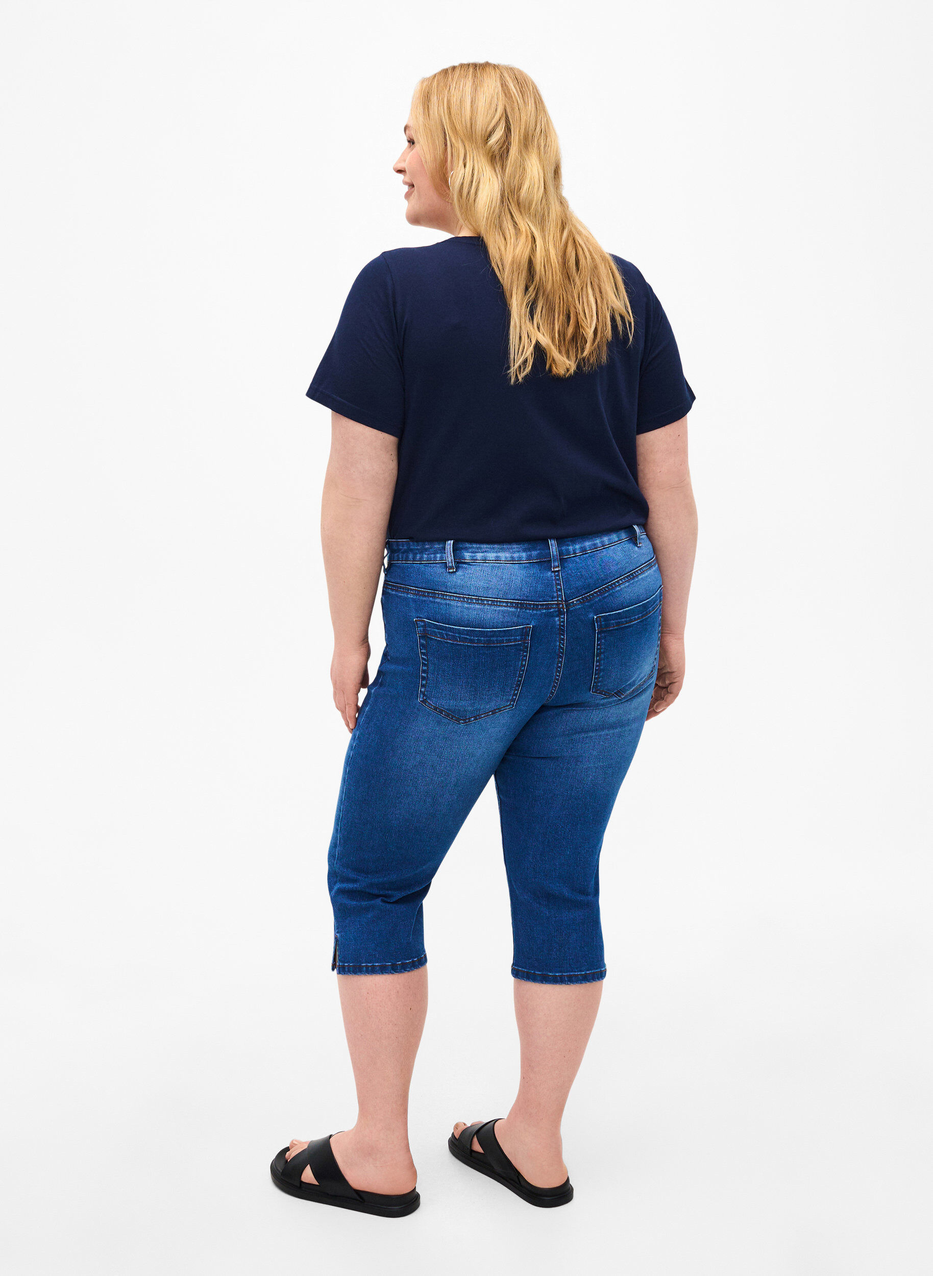 Zizzi Emily slim-fit denim capribroeken, Blue Denim, Model image number 1