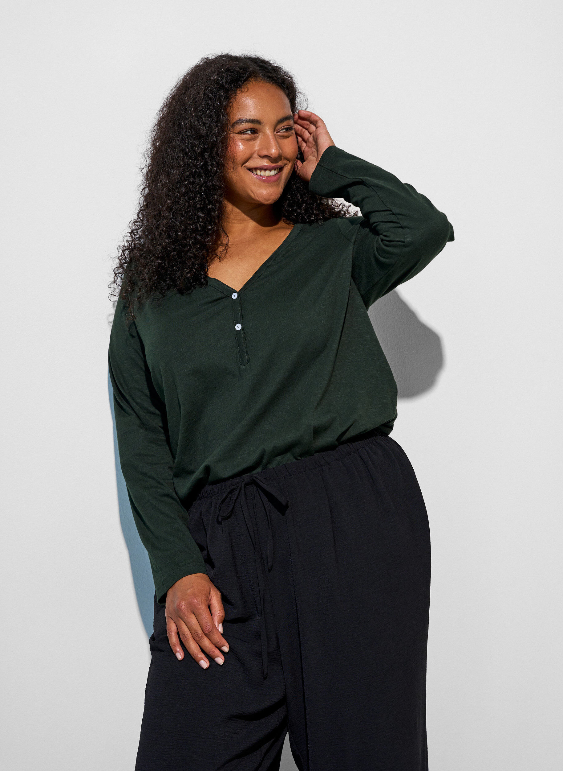 ZizziT-shirt met lange mouwen, V-hals en knopen, Groen, Model image number 0