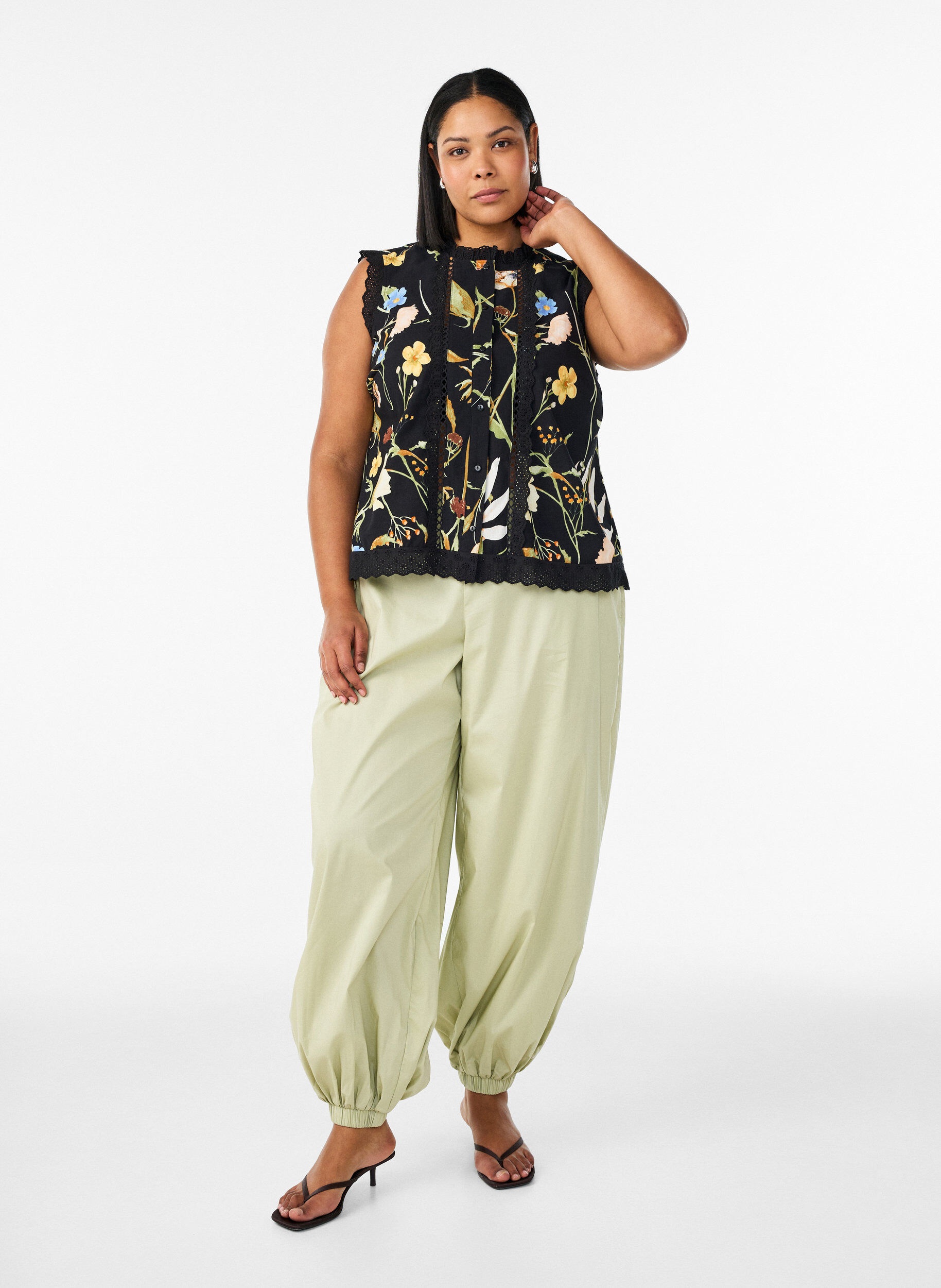 Zizzi Mouwloze katoenen blouse met bloemenprint en broderie anglaise, Zwart, Model image number 1