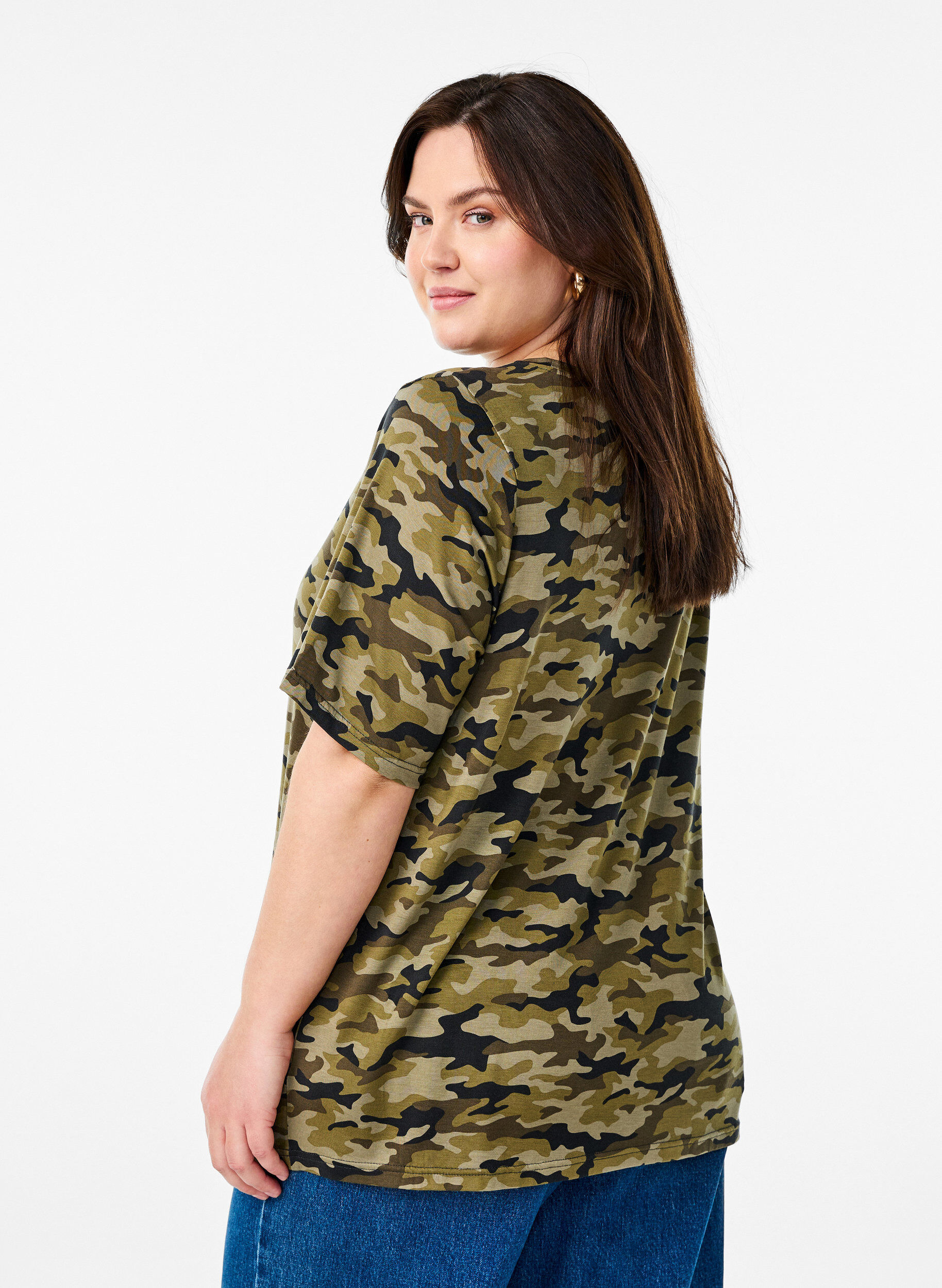 Zizzi T-shirt met TENCEL&trade; Lyocell en camouflageprint, Groen, Model image number 2