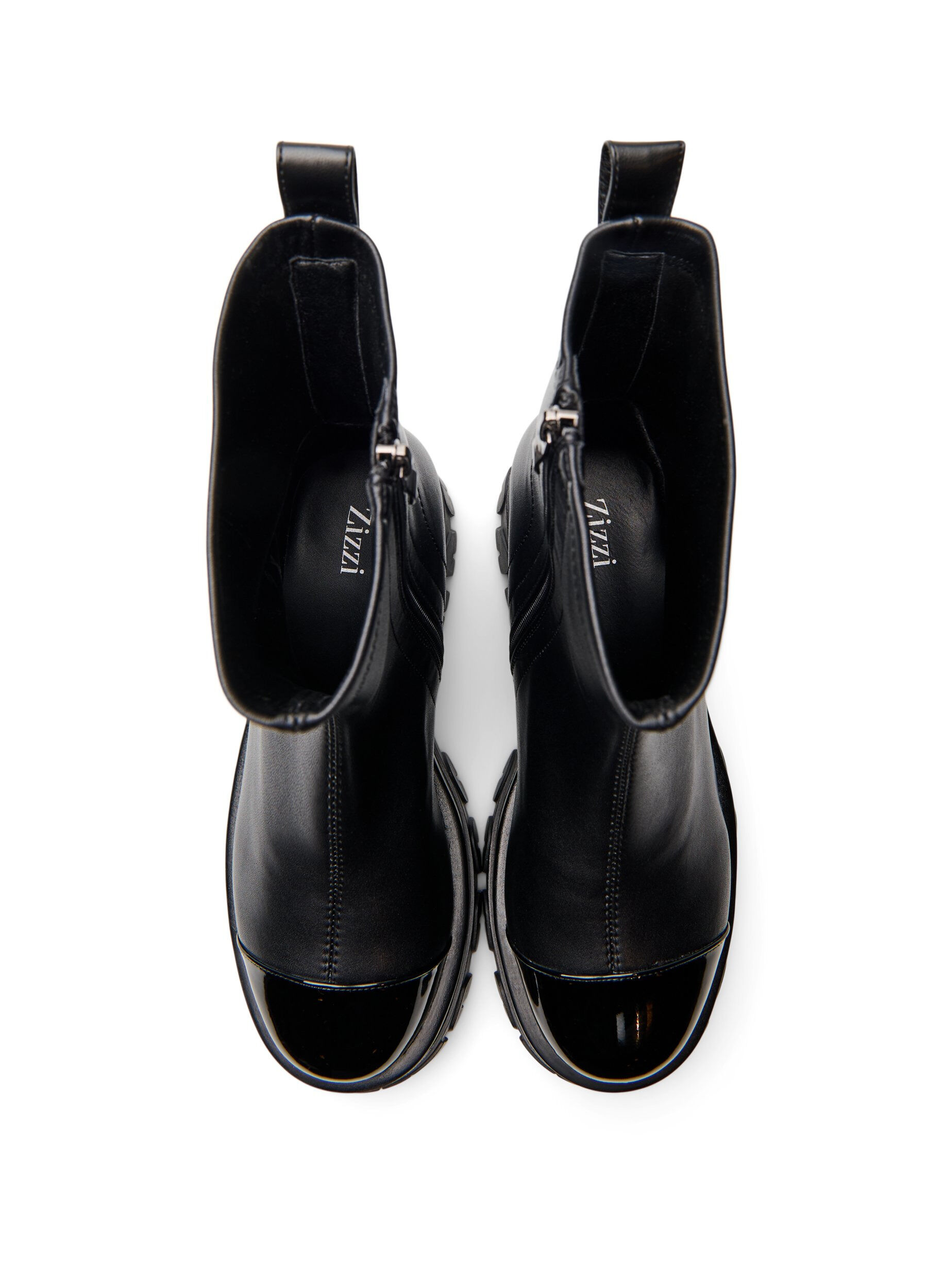 Zizzi Wide fit &ndash; Chunky enkellaars met lakdetail, Zwart, Packshot image number 2