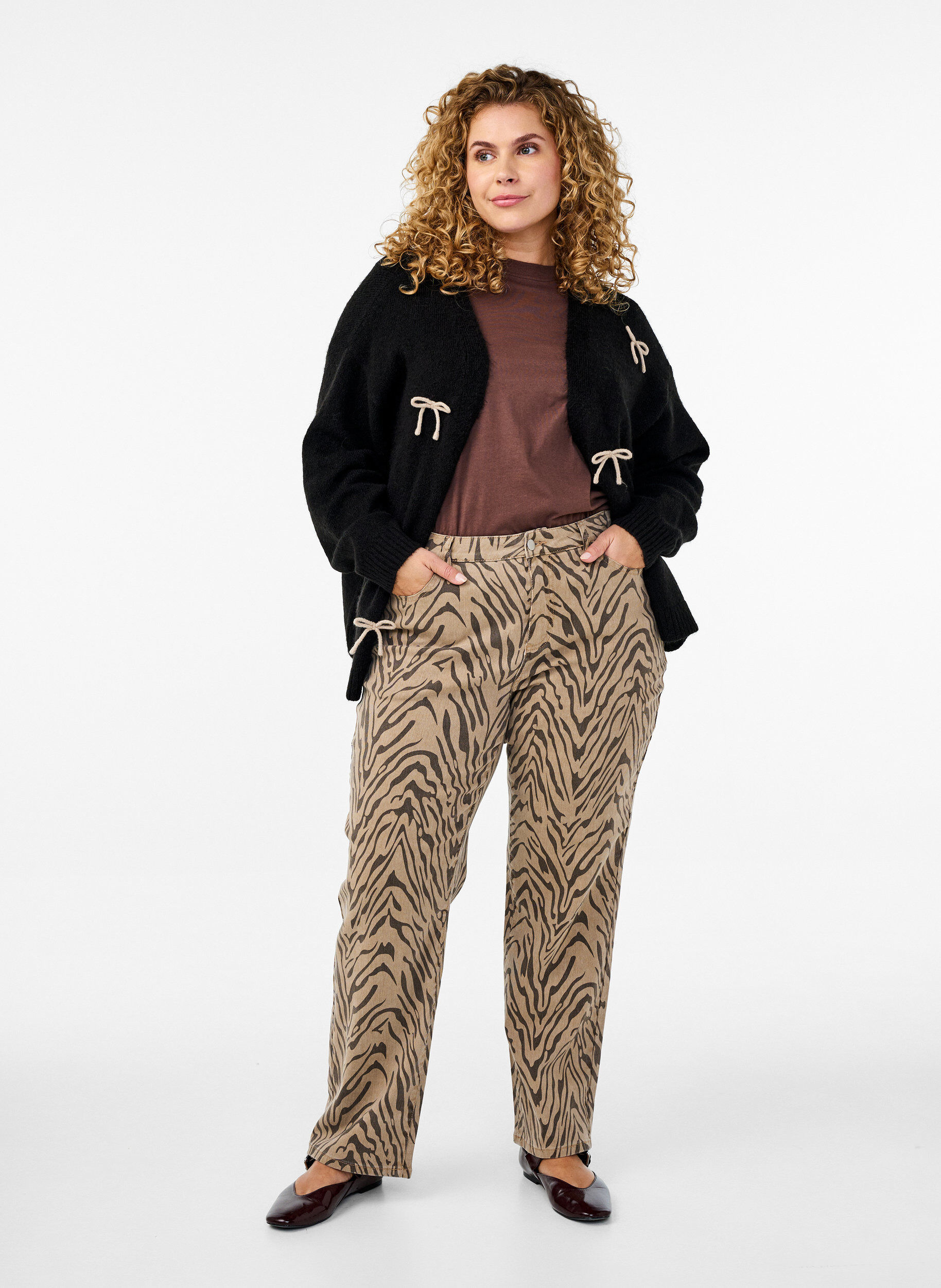 Zizzi Korte gebreide cardigan met strikken, Black Comb, Model image number 2