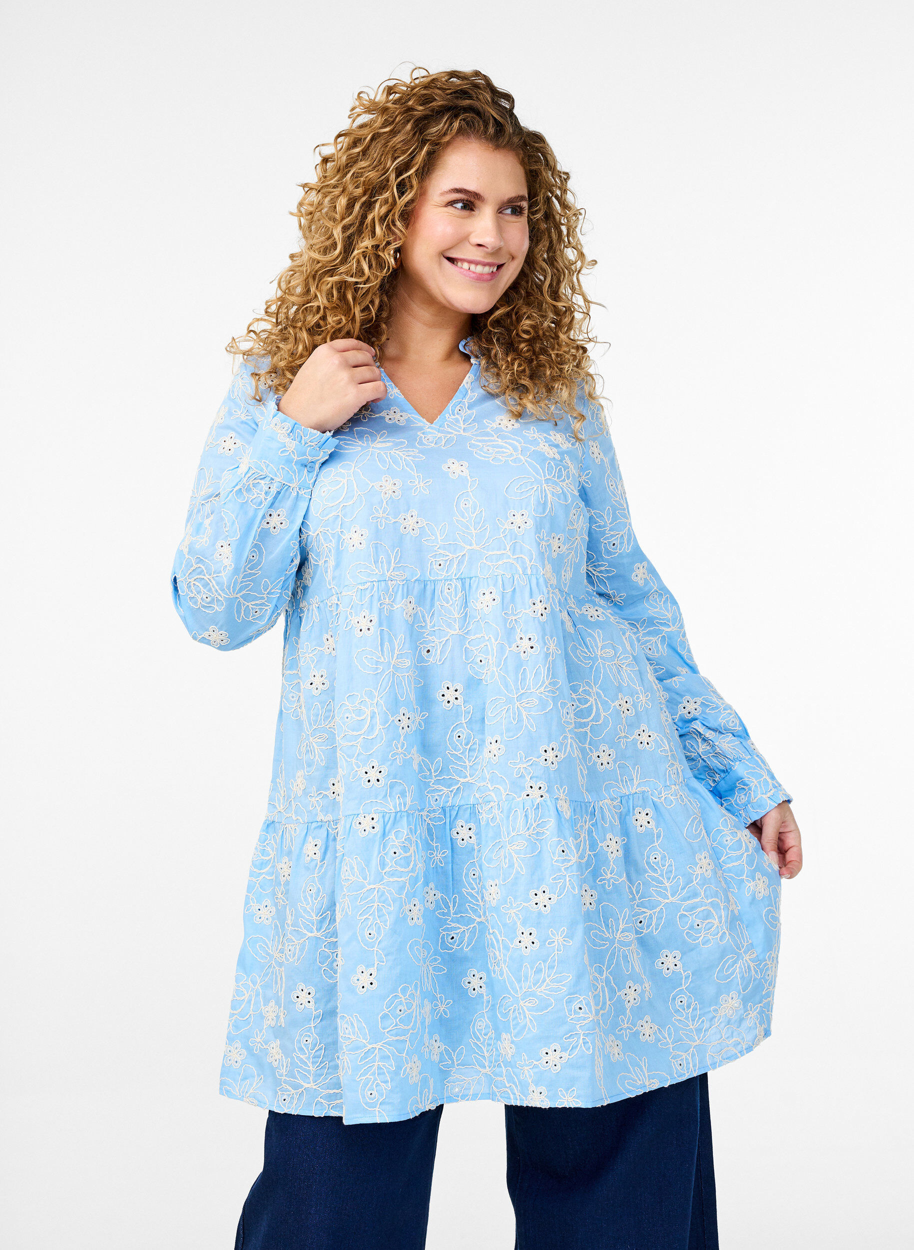 Zizzi Jurk met geborduurde bloemen en lange mouwen, Blauw, Model image number 0