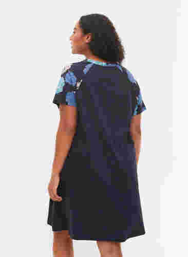 Katoenen pyjama jurk met korte mouwen en print, Blue Flower, Model image number 1
