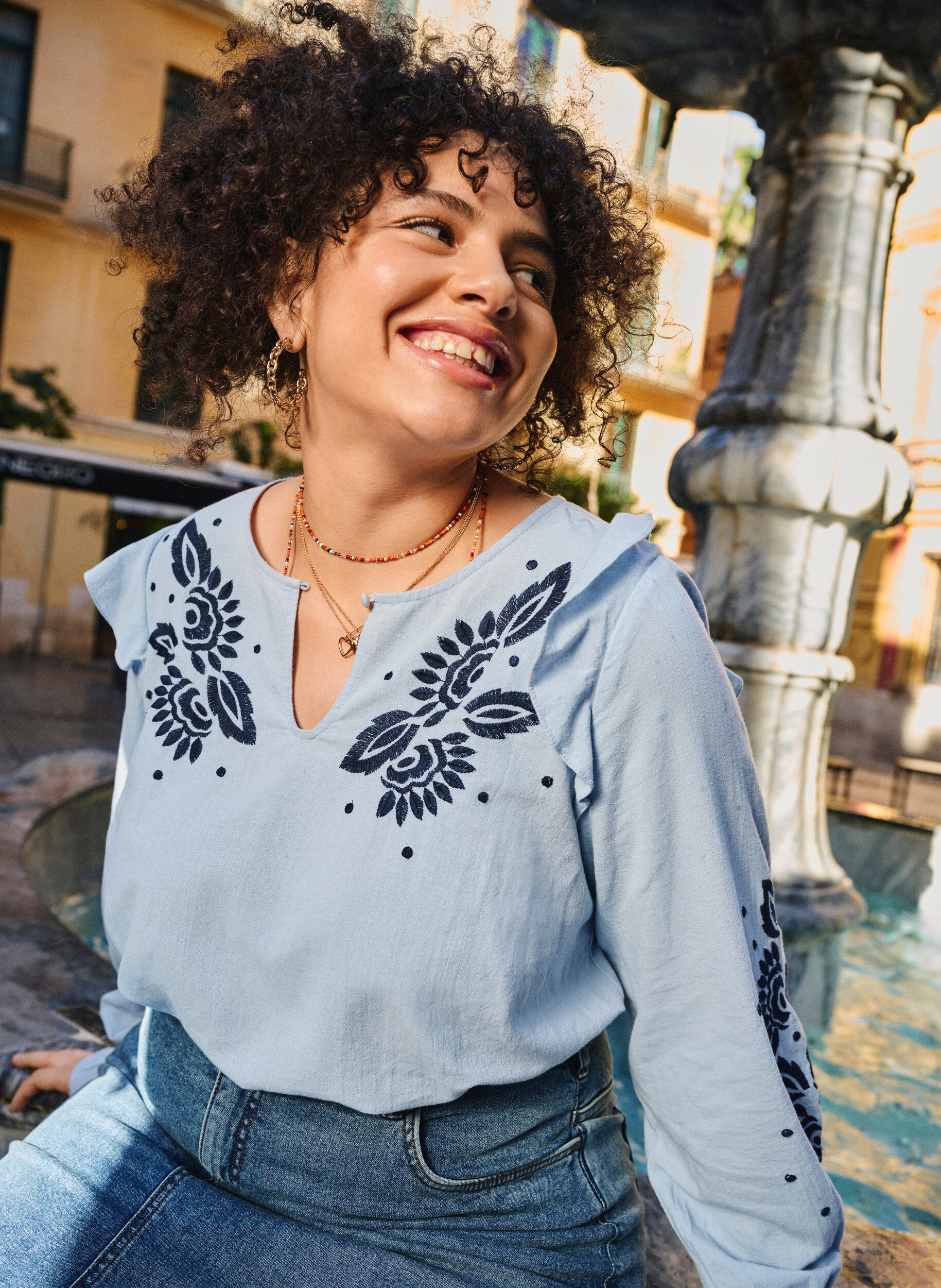 Zizzi Katoenen blouse met borduursel en ruches, Blauw, Image image number 0