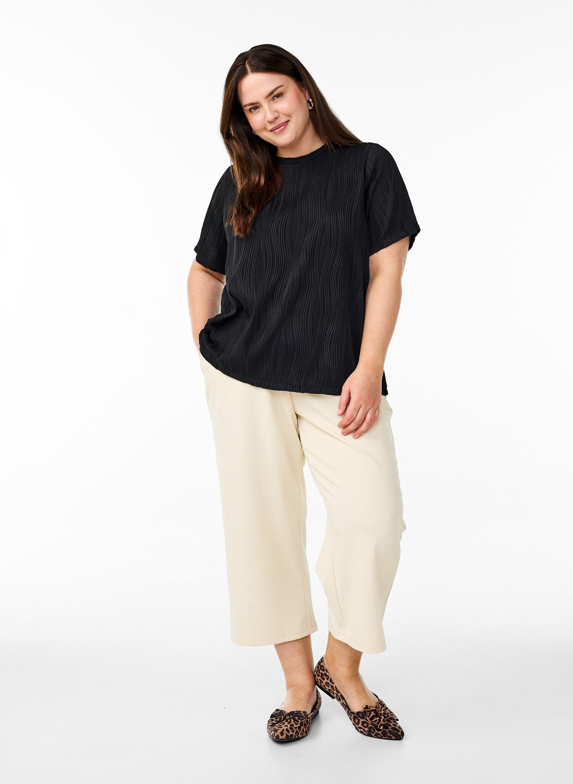 Zizzi Blouse met korte mouwen en een golvende textuur, Zwart, Model image number 1