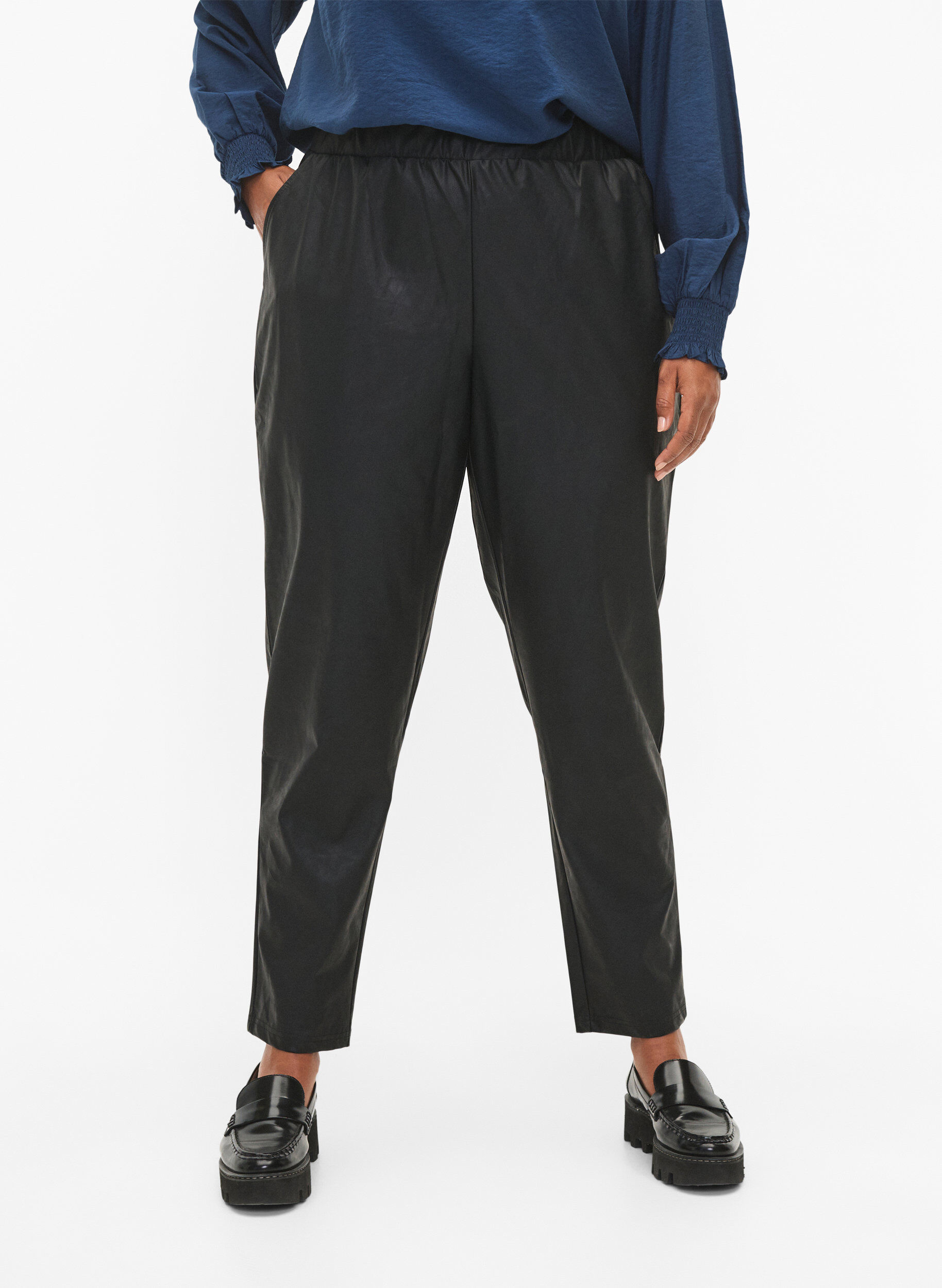 Zizzi Broek van imitatieleer met zakken, Black, Model image number 2