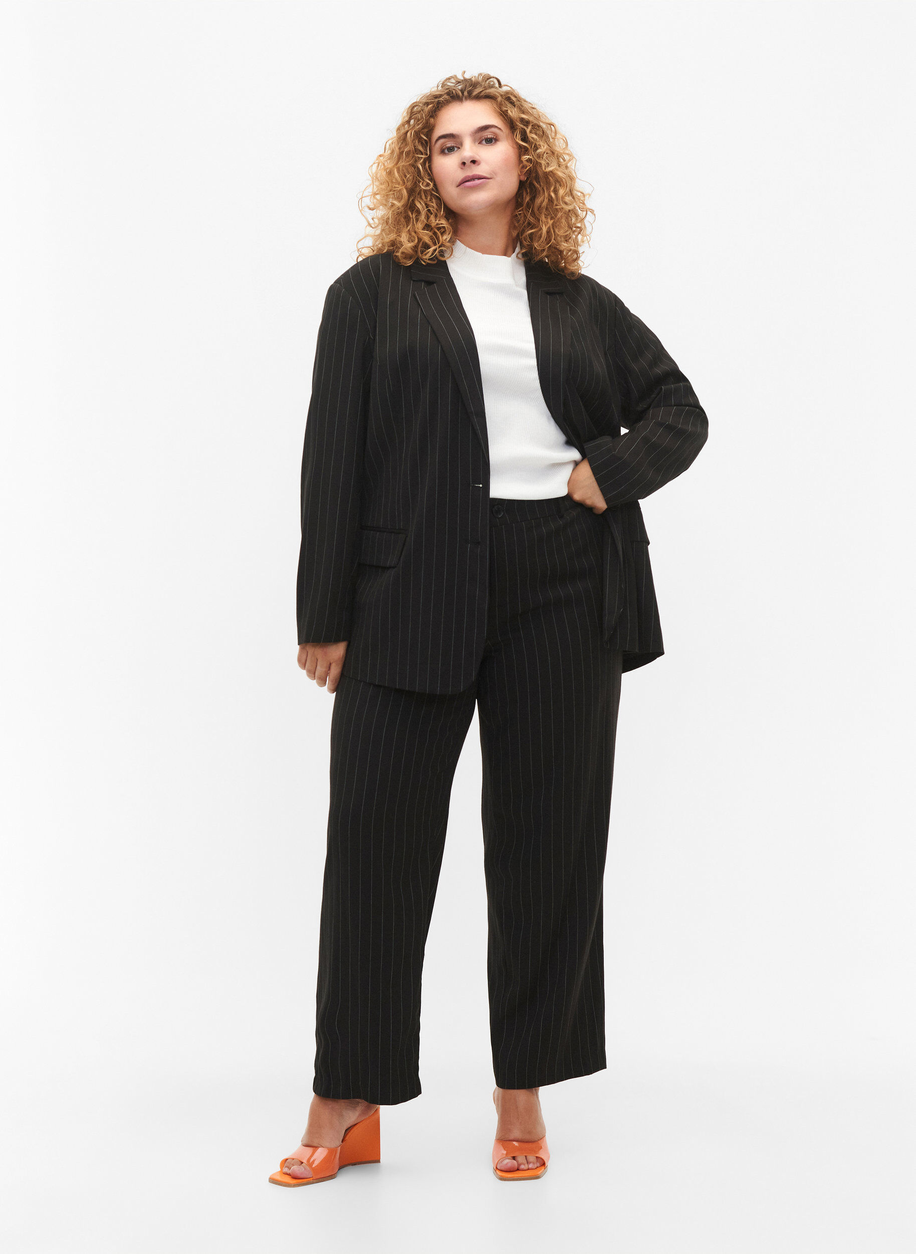 Zizzi Broek met dunne strepen, Black W. Pinstripe, Model image number 0