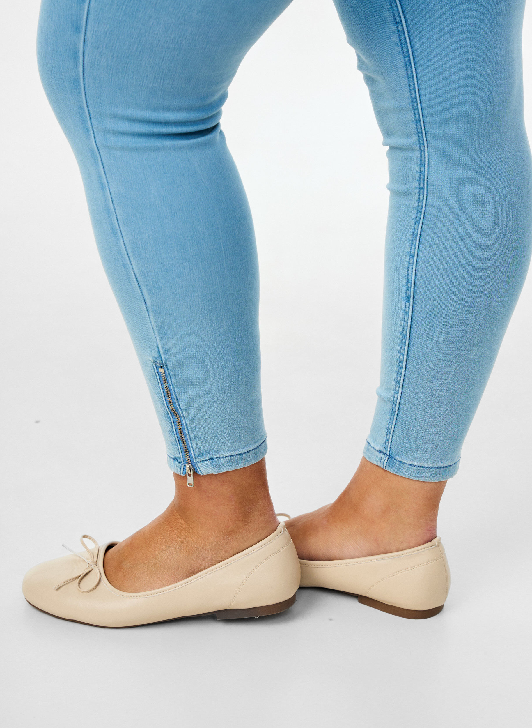 Zizzi Gecropte Amy jeans met ritssluiting details, Blauw, Model image number 2
