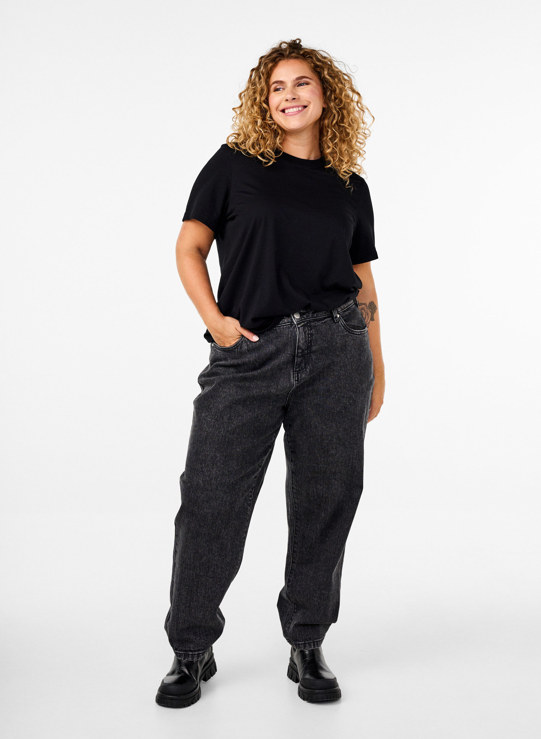 Zizzi Basic katoenen T-shirt met ronde hals, Zwart, Model image number 1