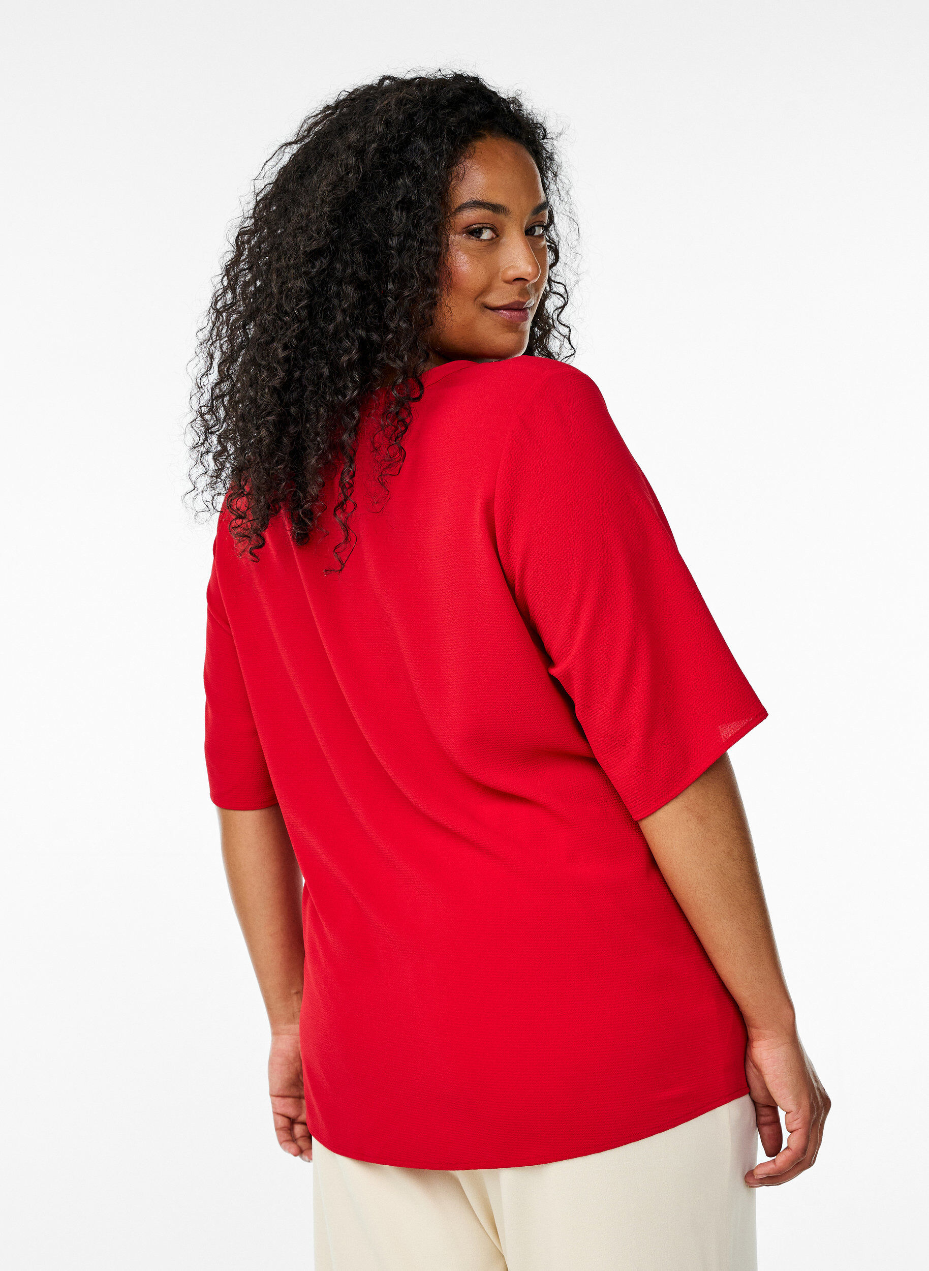 Zizzi Blouse met korte mouwen en V-hals, Rood, Model image number 2