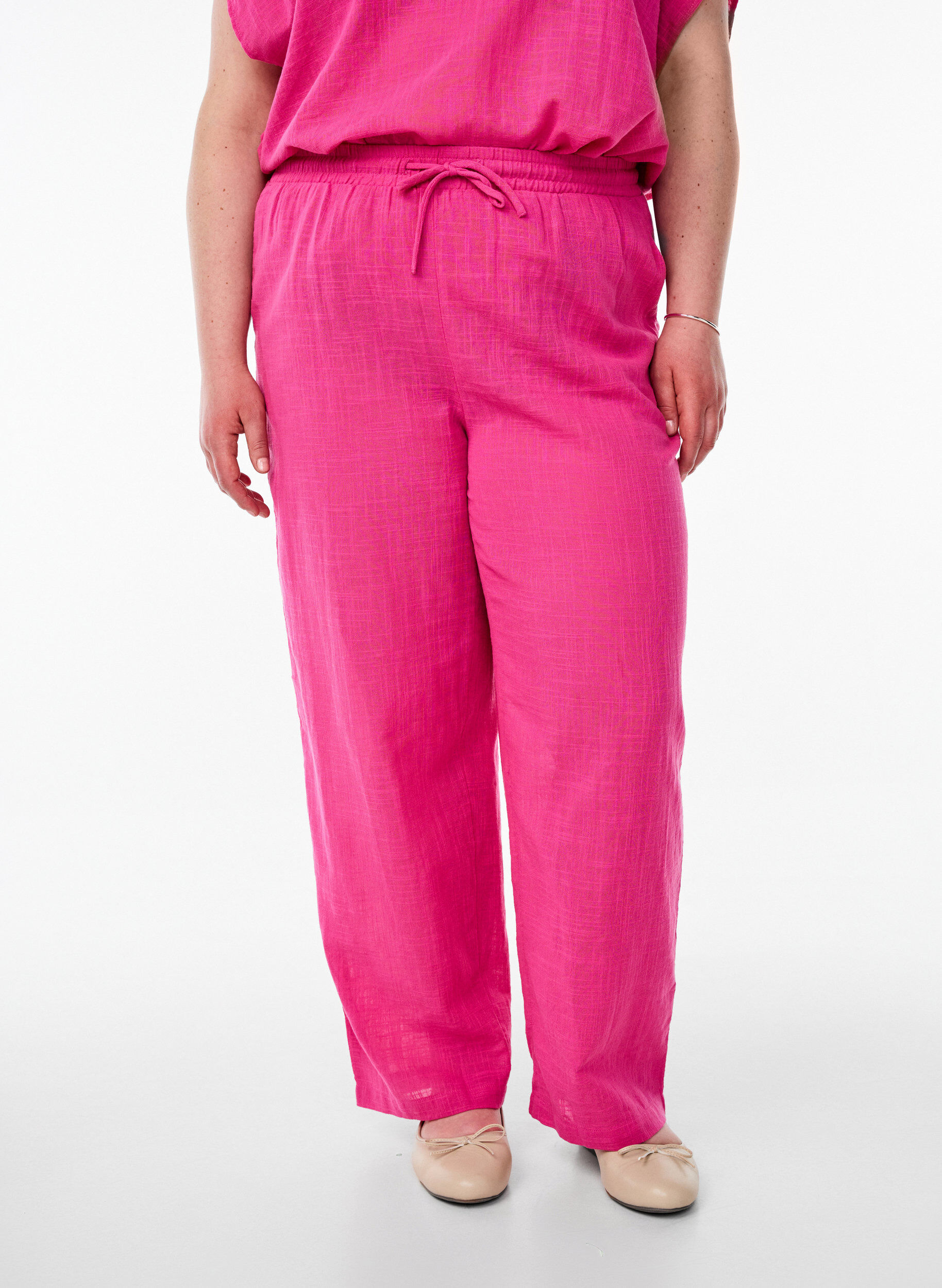 Zizzi FLASH - Broek met rechte pijpen en een hoge taille, Roze, Model image number 2
