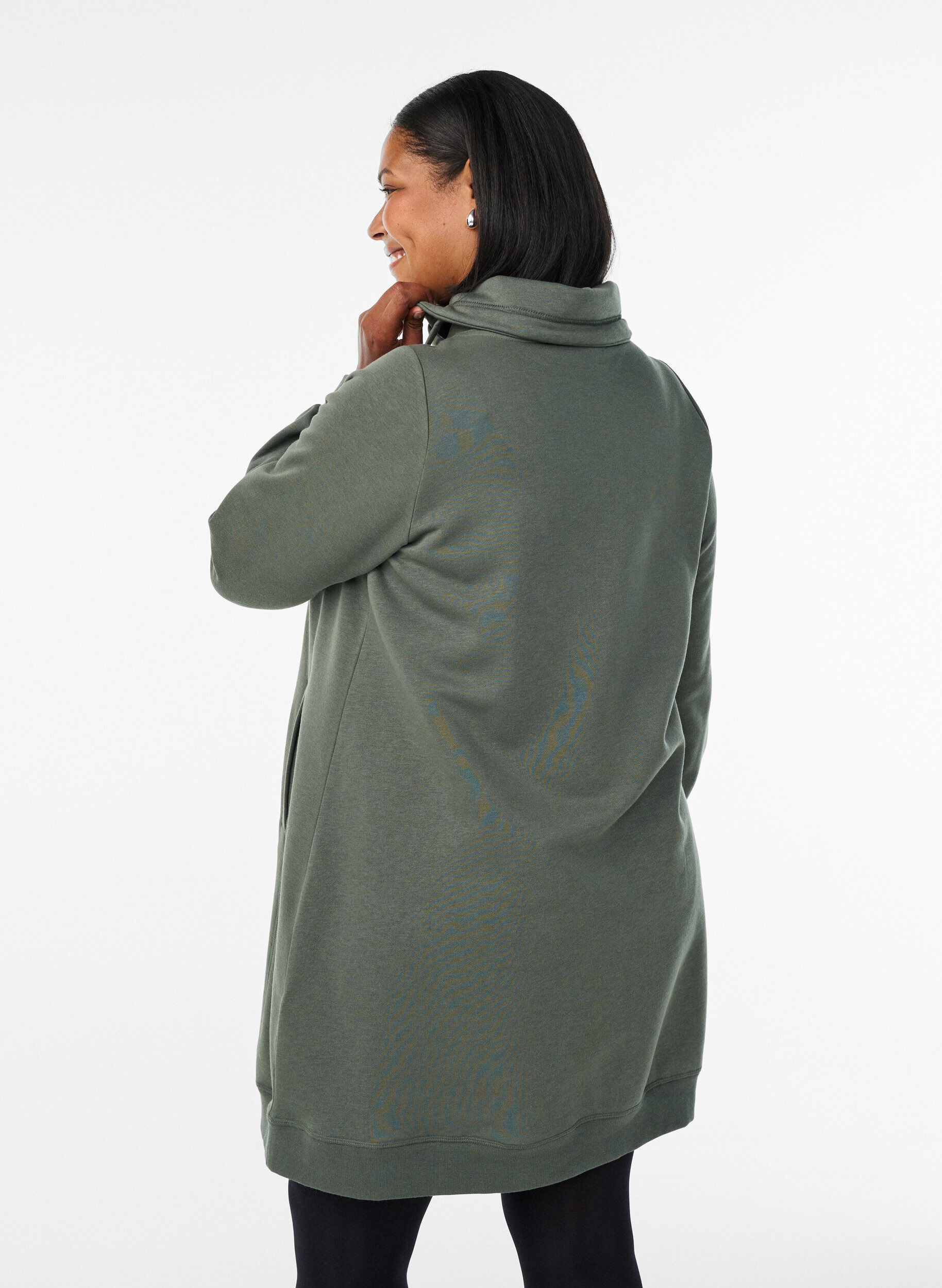 Zizzi FLASH - Kort sweatshirt jurk met hoge kraag en zakken, Groen, Model image number 2