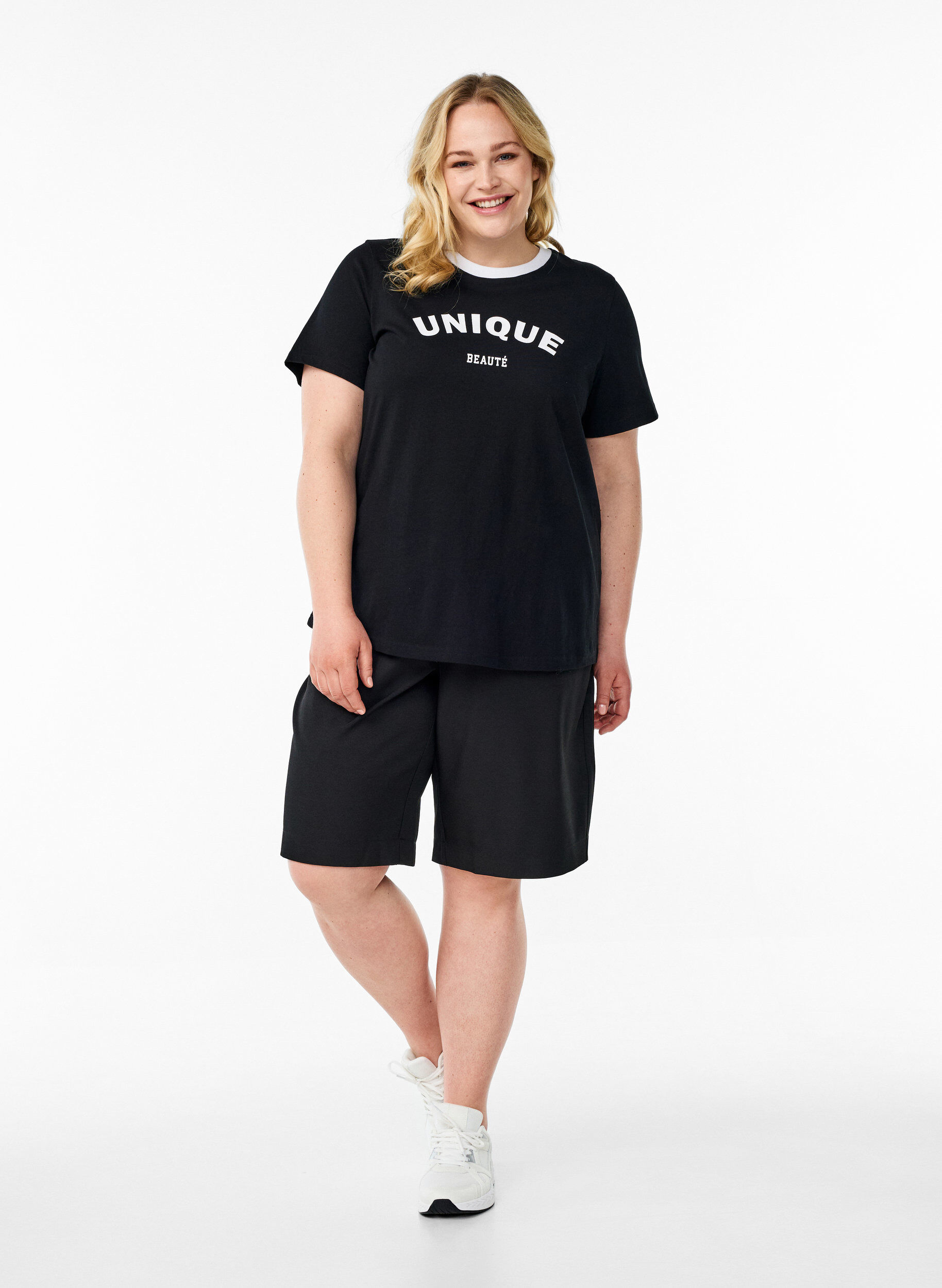 Zizzi T-shirt met tekst en contrasterende rand, Zwart, Model image number 1