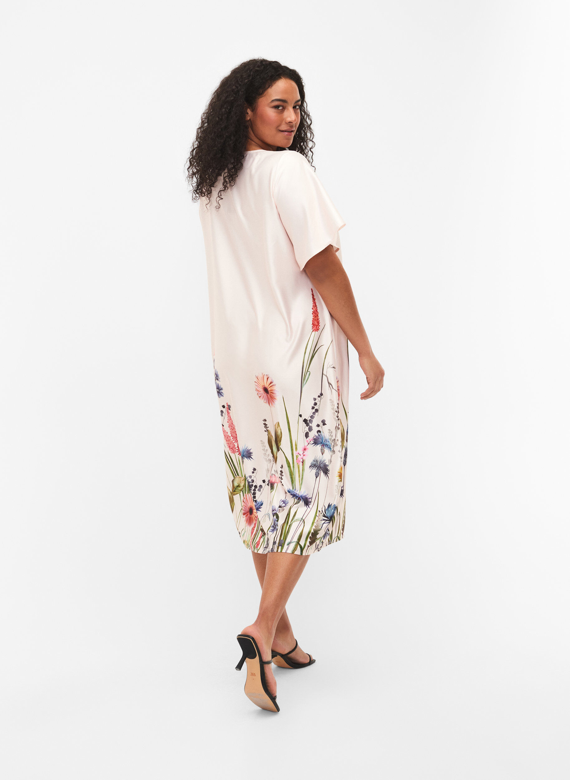 Zizzi 	 Taille jurk met bloemenprint en korte mouwen, White Sand, Model image number 1
