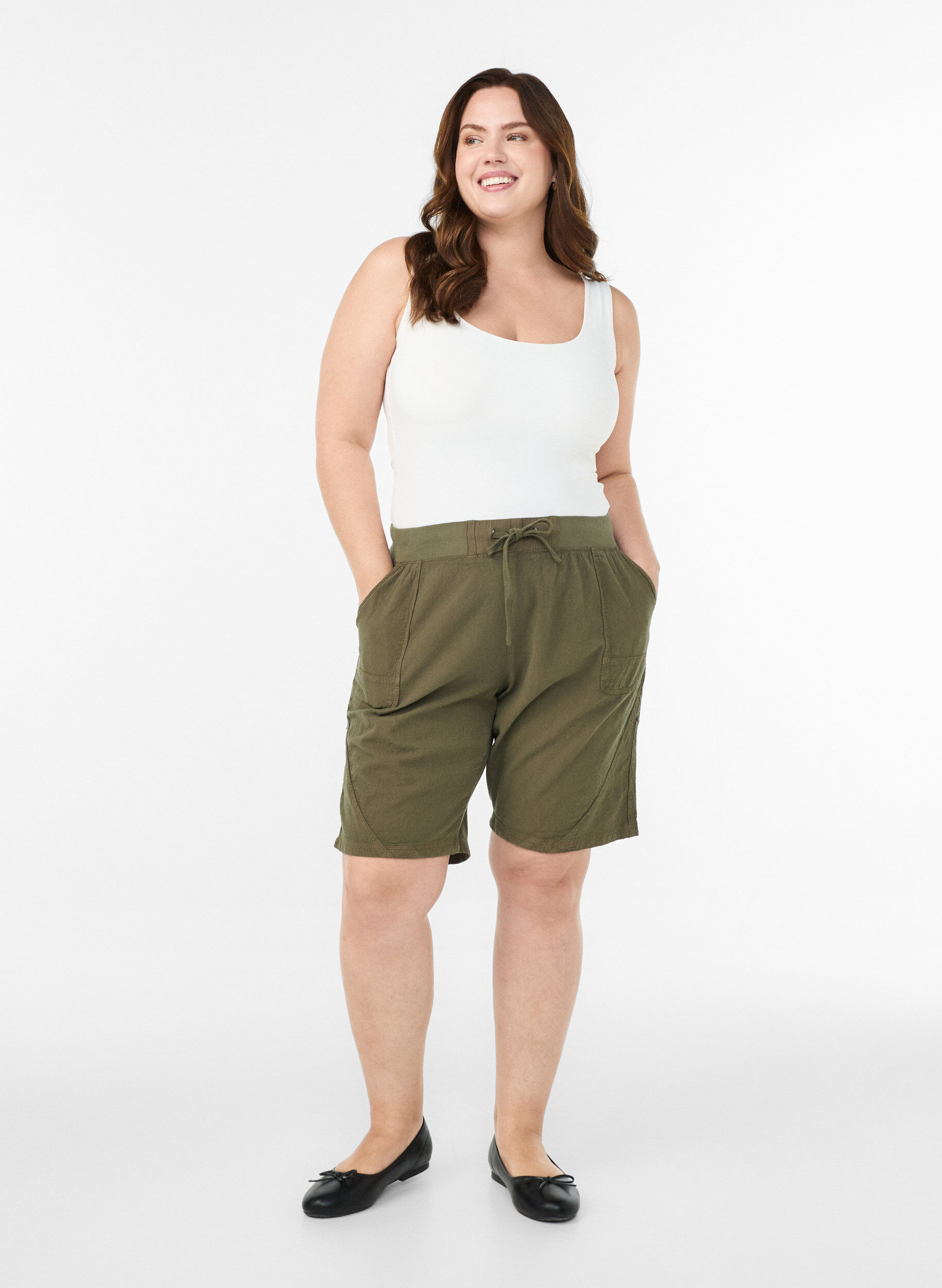 Zizzi Losse katoenen short met zakken, Groen, Model image number 1