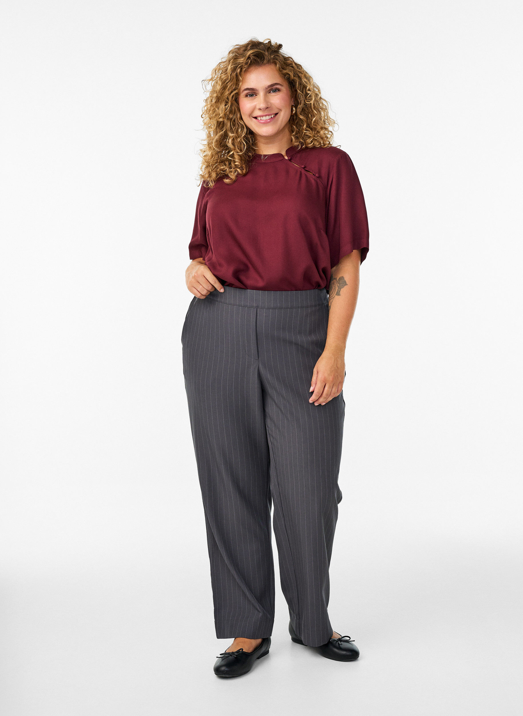 Zizzi Blouse met korte mouwen en diagonale knoopsluiting, Rood, Model image number 1