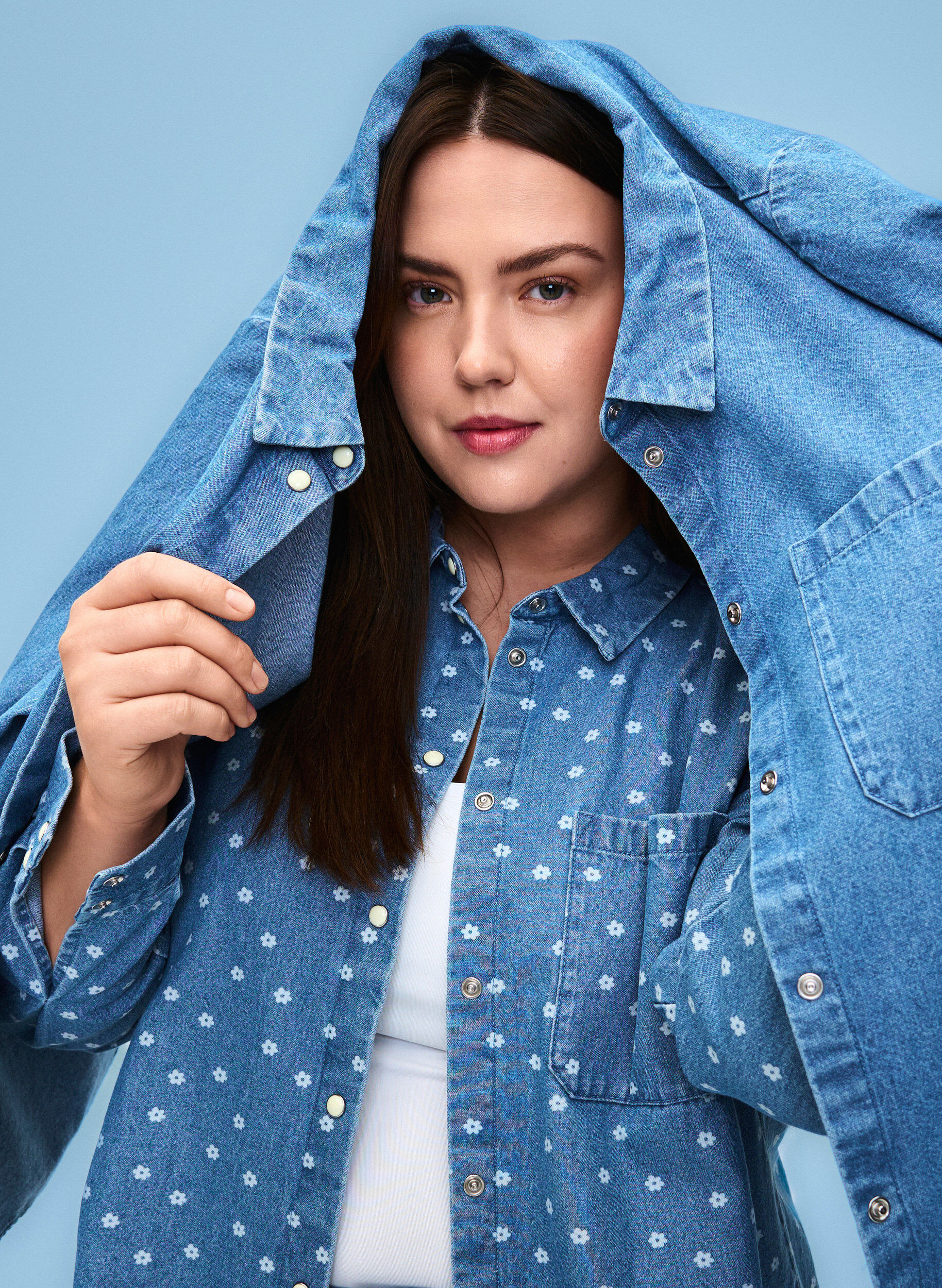 Zizzi Gebloemd denim overhemd met borstzak, Light Blue w.Flowers, Image image number 0