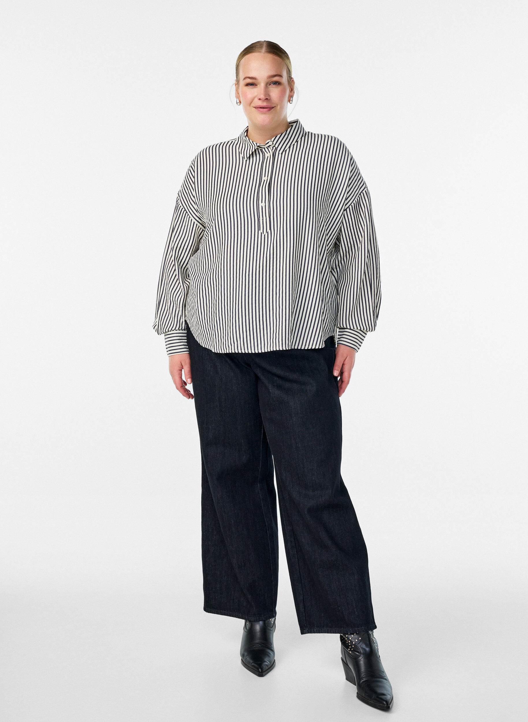 Zizzi Gestreept shirt met knoopdetail op de achterkant, Zwart, Model image number 1