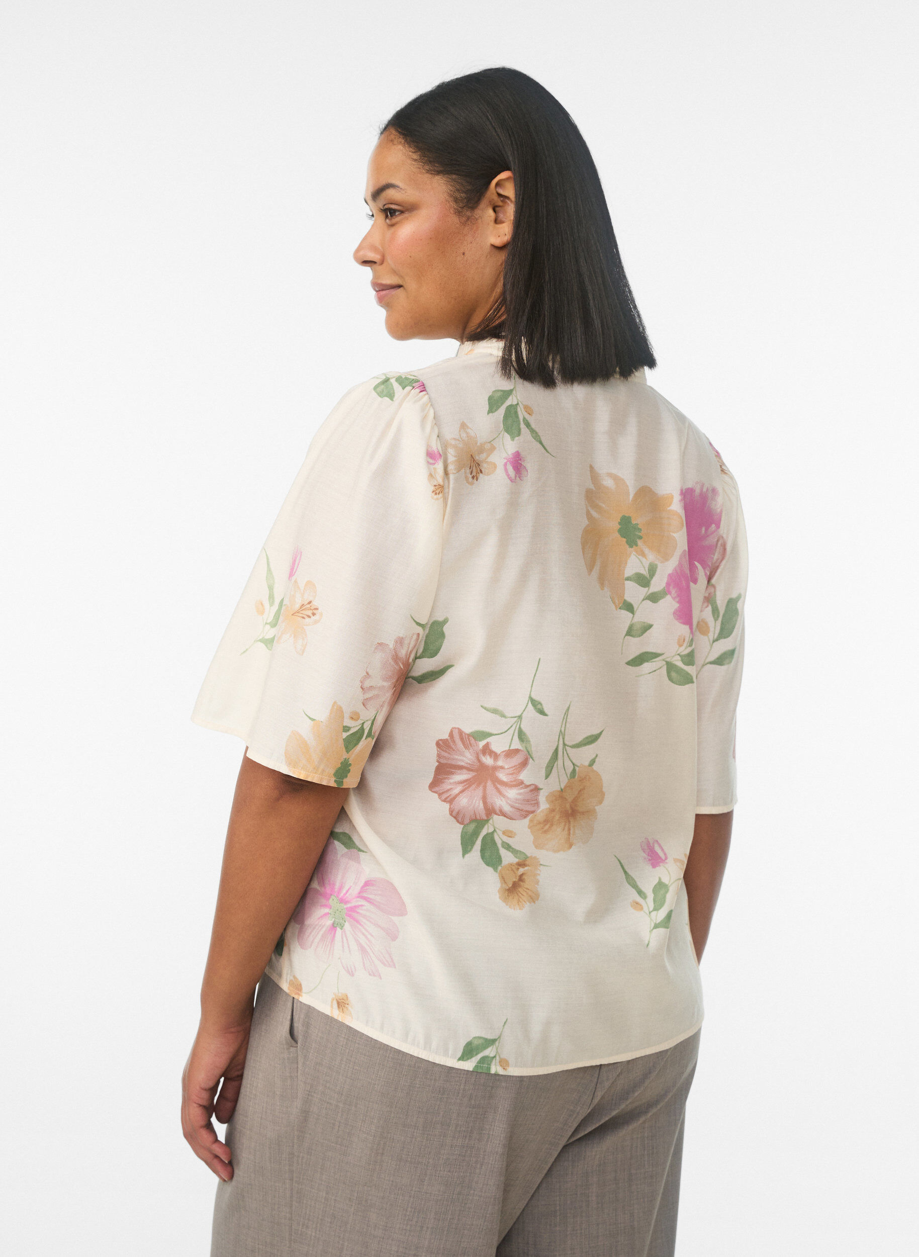 Zizzi Bloemenblouse met rucheskraag en mouwen 1/2, Beige, Model image number 2
