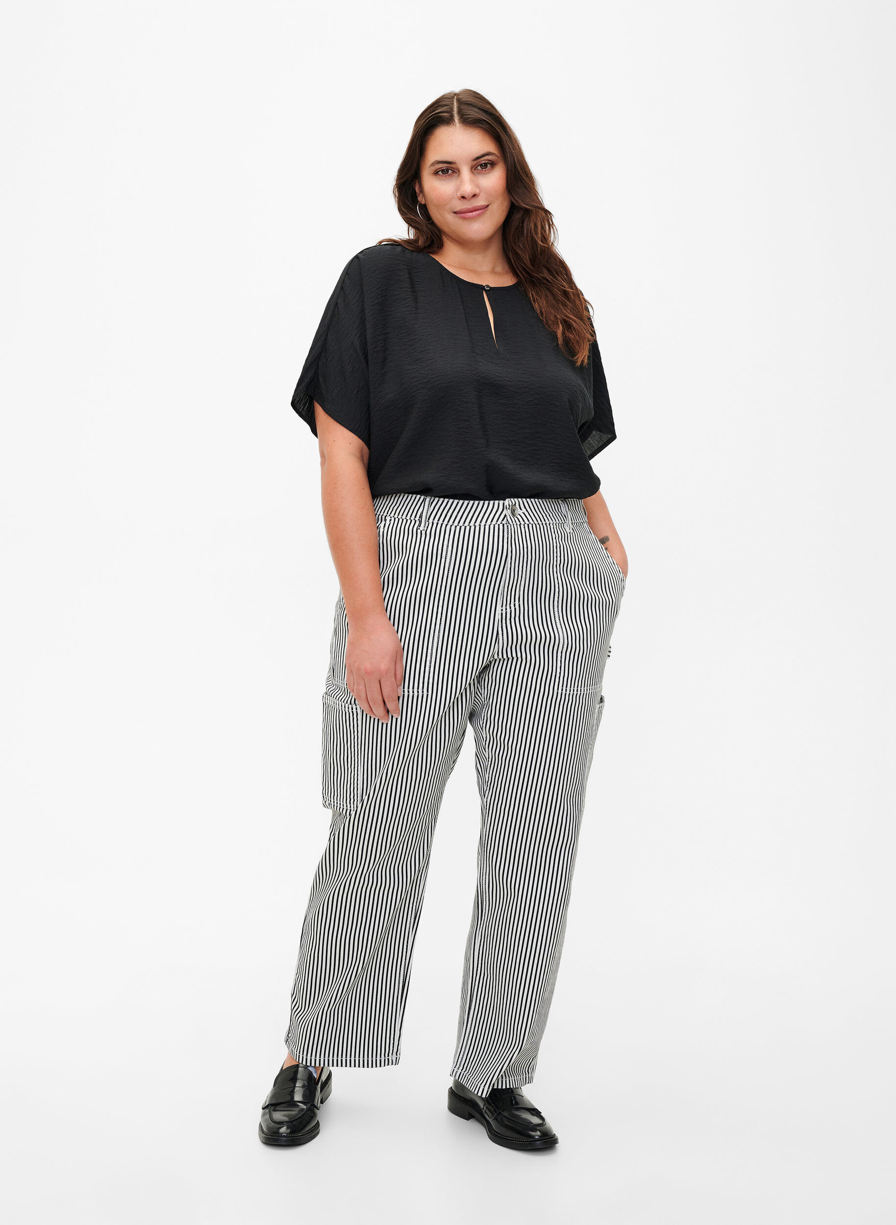 Zizzi Gestreepte cargo jeans met rechte pasvorm, Black White Stripe, Model image number 0