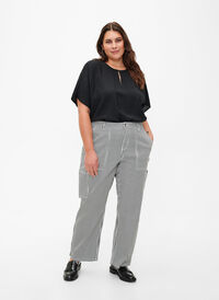 Gestreepte cargo jeans met rechte pasvorm, Black White Stripe, Model