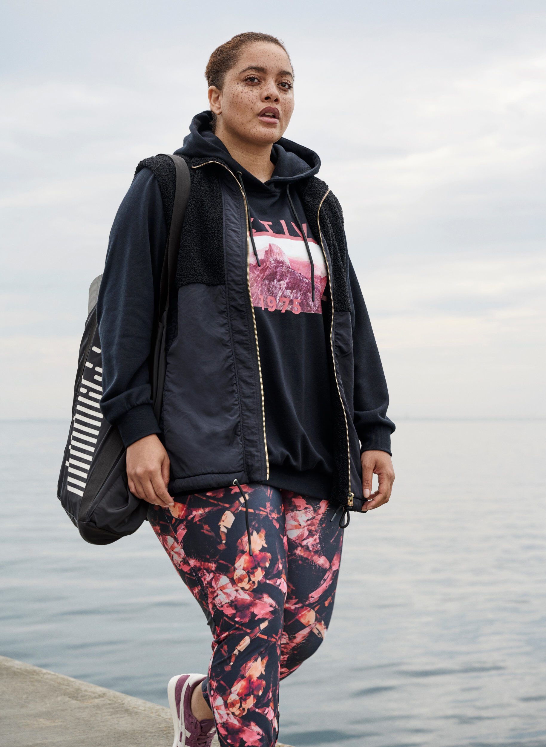 Zizzi Kort vest met teddy en rits, Black, Image image number 0