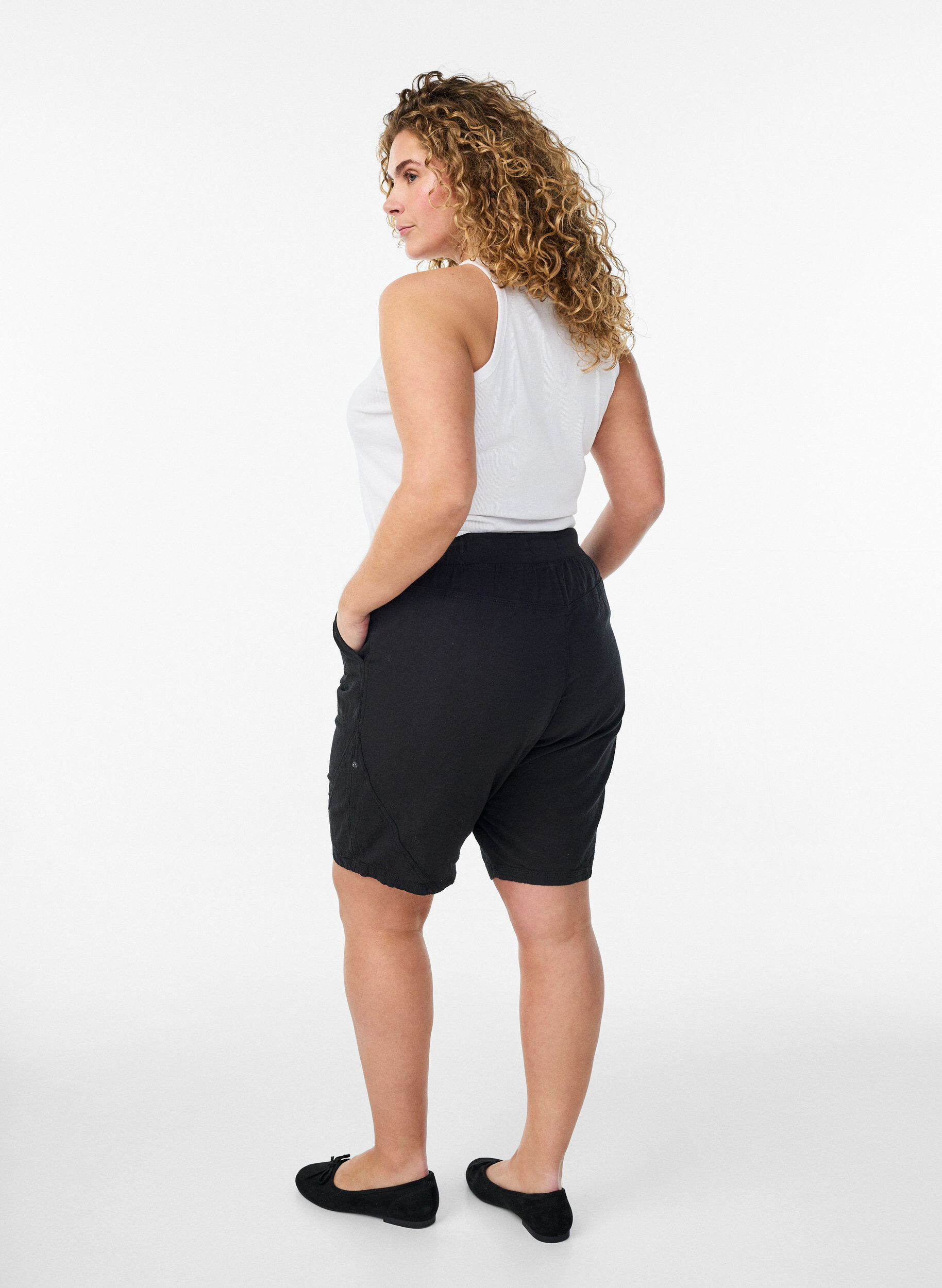 Zizzi Losse katoenen short met zakken, Zwart, Model image number 2