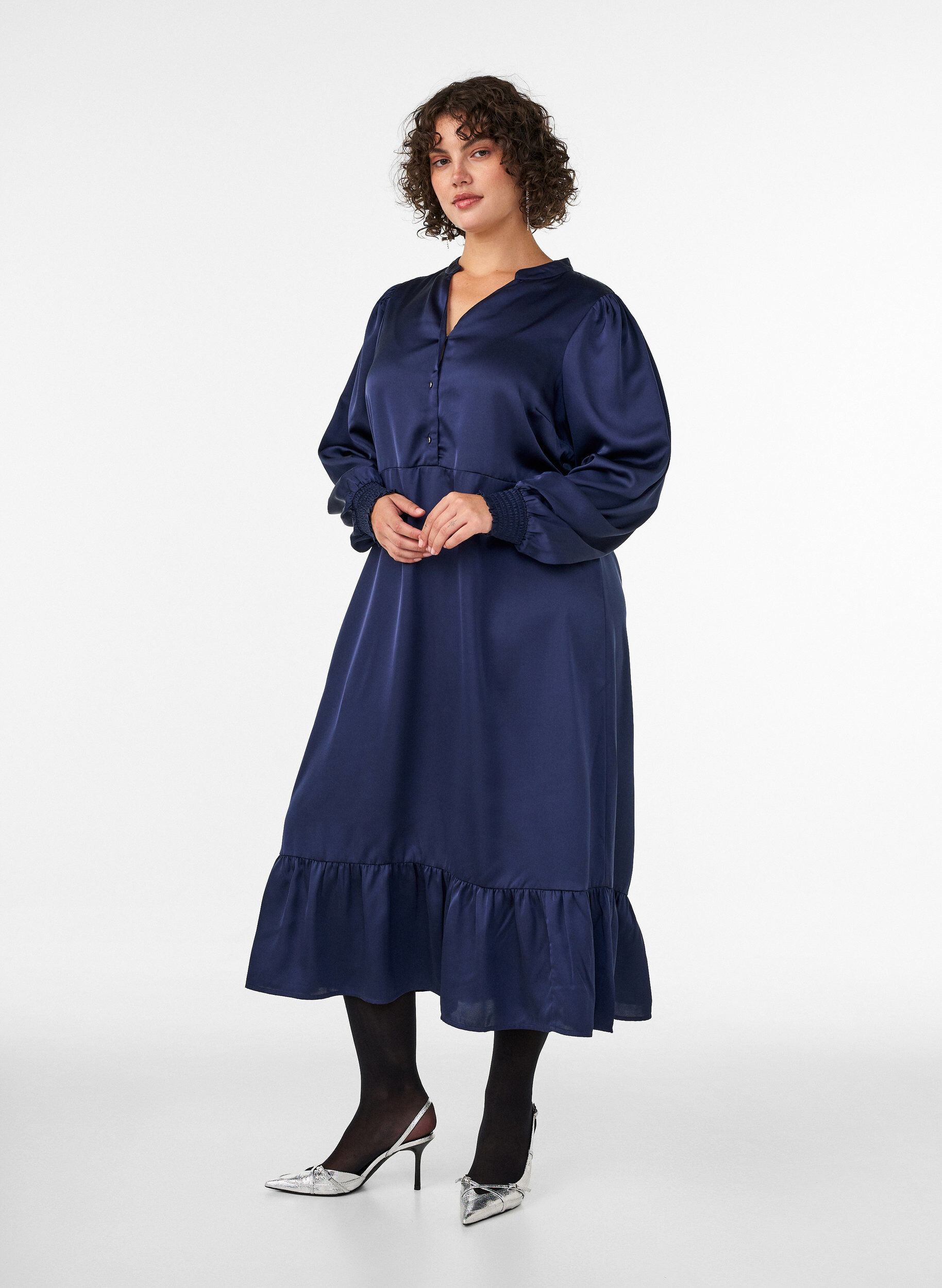 ZizziSatijnen jurk met lange mouwen en V-hals, Blauw, Model image number 0