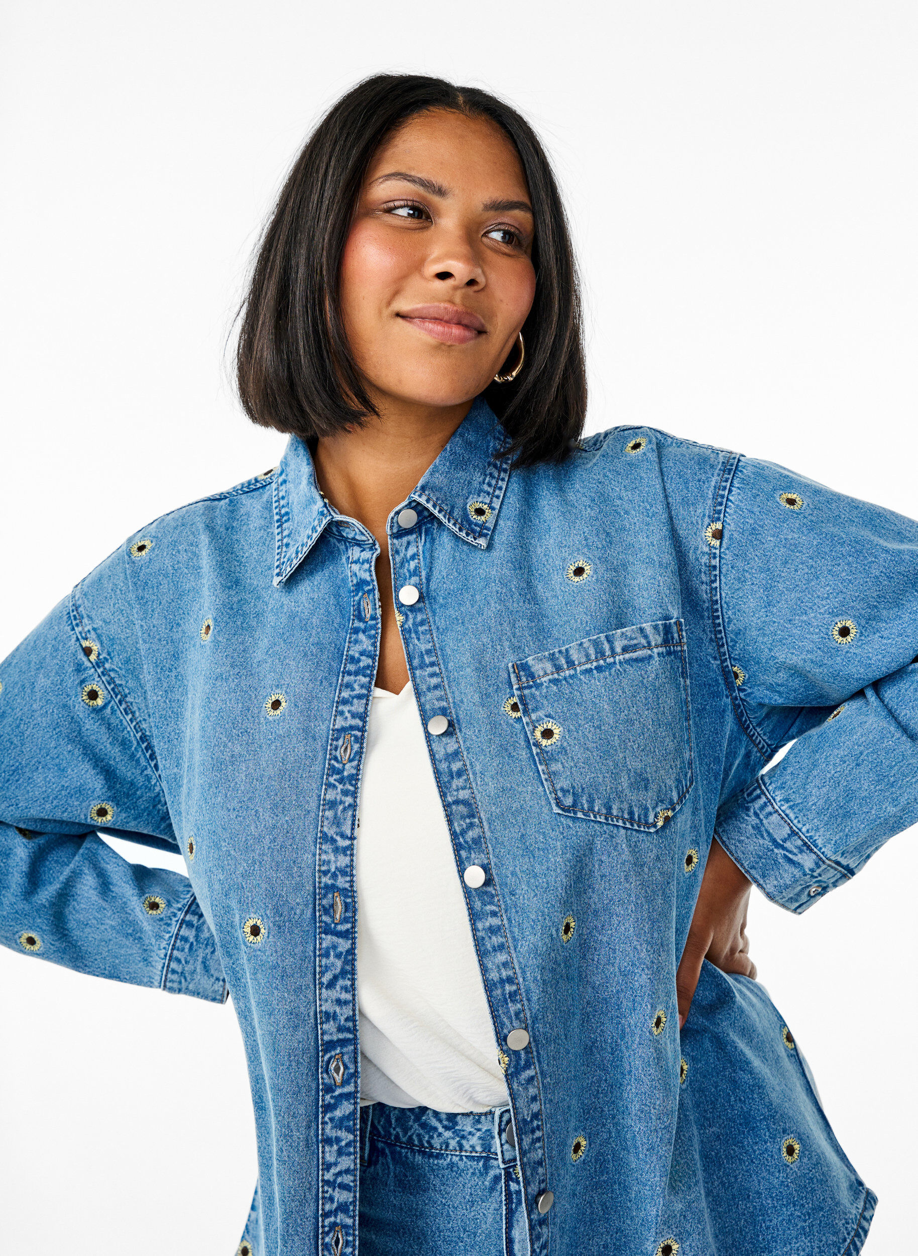 Zizzi Denim shirt met geborduurde bloemen, Blauw, Model image number 3