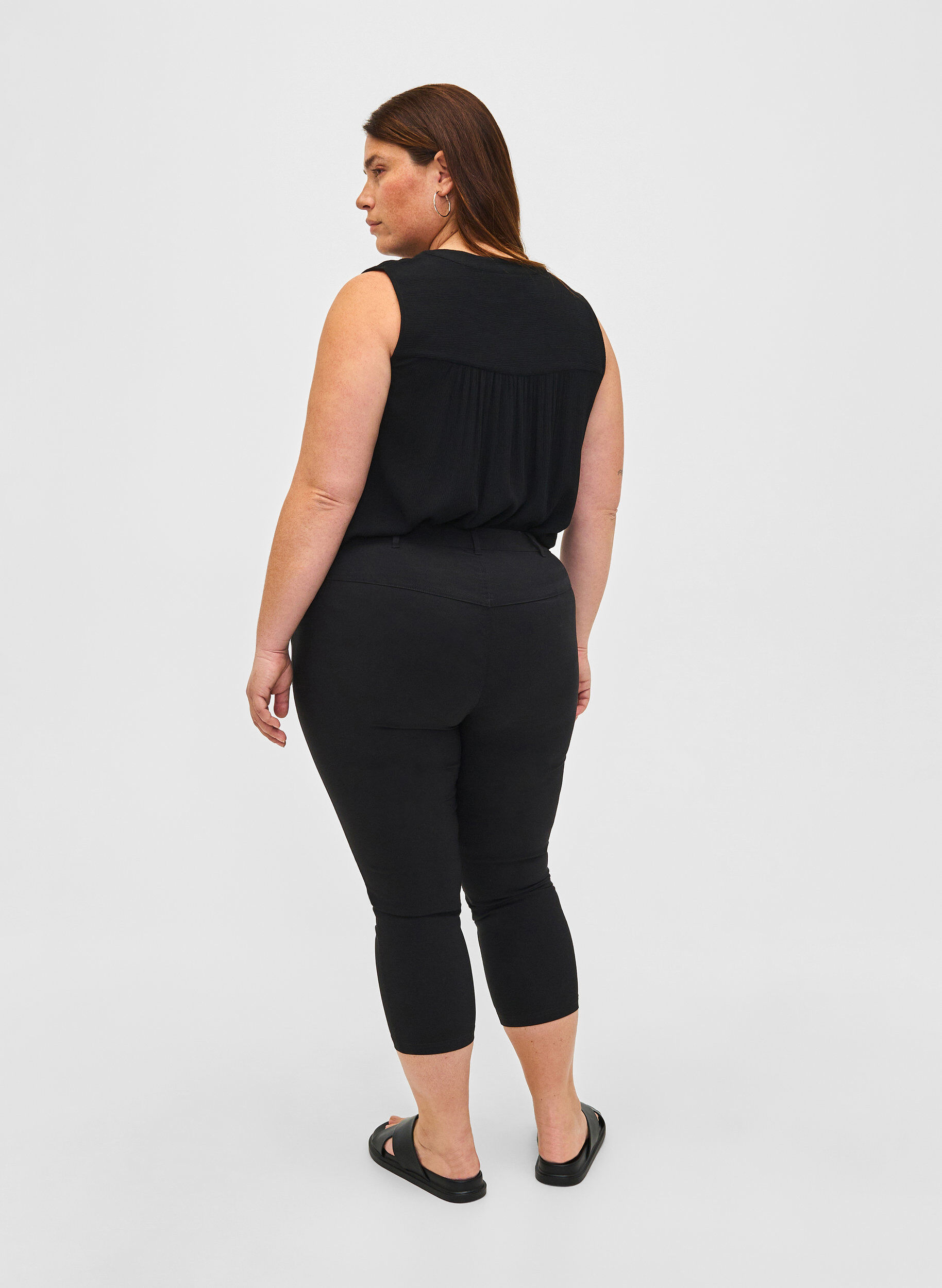 Zizzi Nauwsluitende capri broek in viscosemix, Zwart, Model image number 1