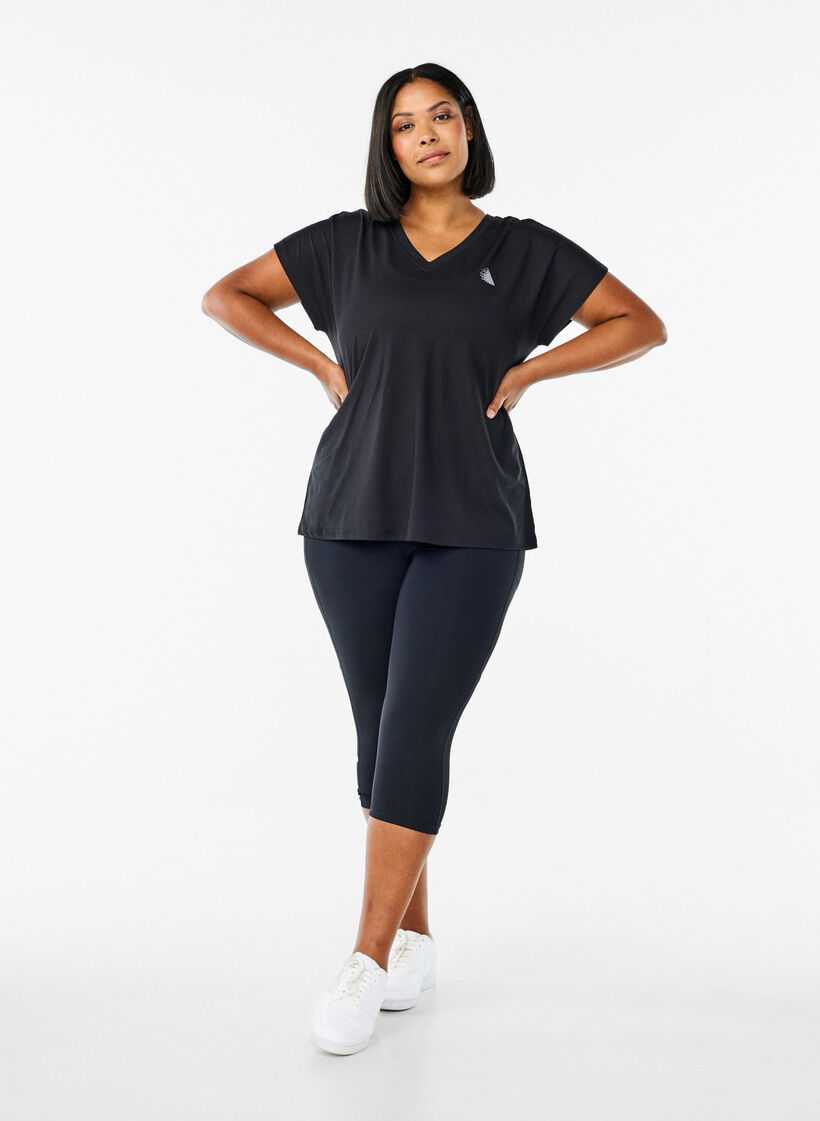 Losvallend trainings-T-shirt met V-hals, Zwart, Model