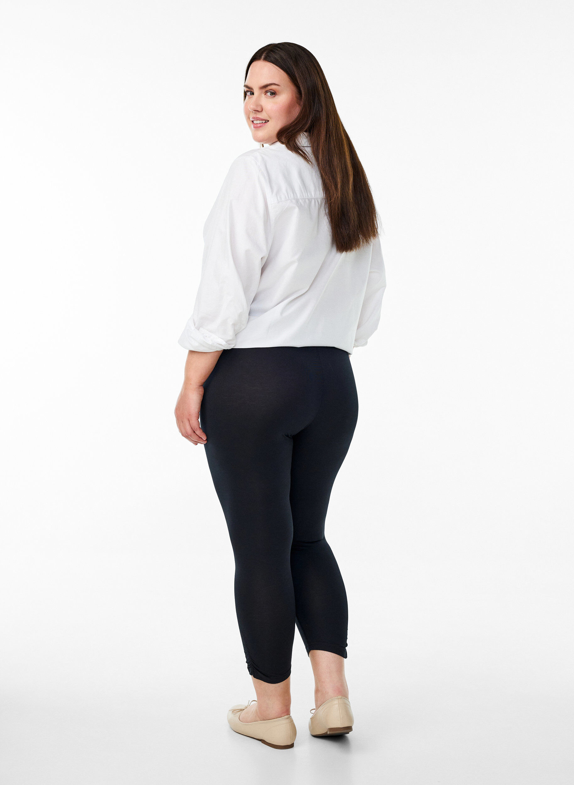 Zizzi Basic 3/4 legging met ruches, Zwart, Model image number 2