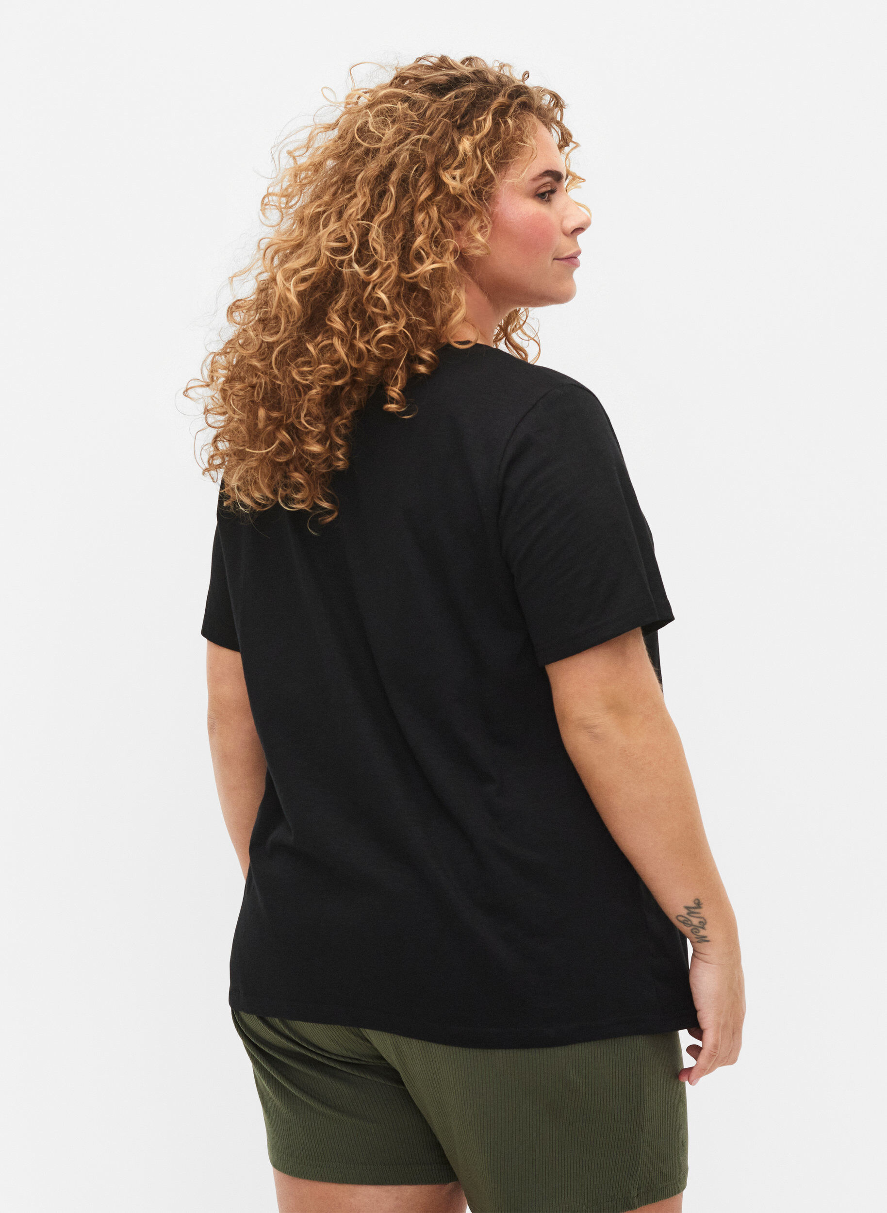 Zizzi Basic t-shirt met korte mouwen en V-hals, Zwart, Model image number 2