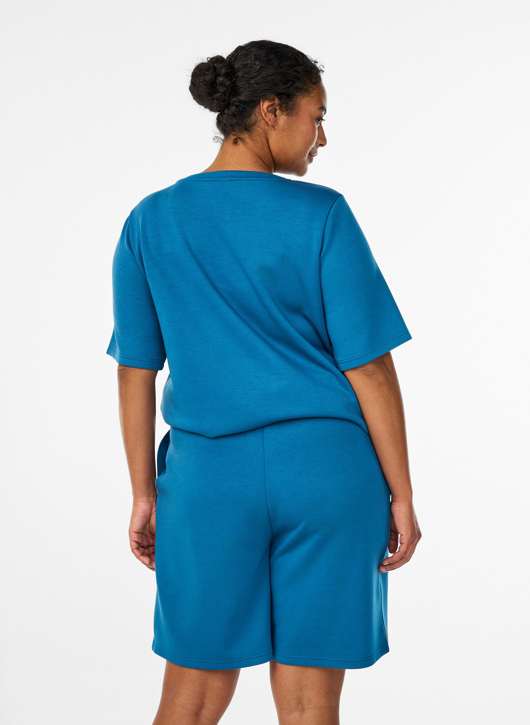 Zizzi Shorts van modalmix met zakken, Blauw, Model image number 2