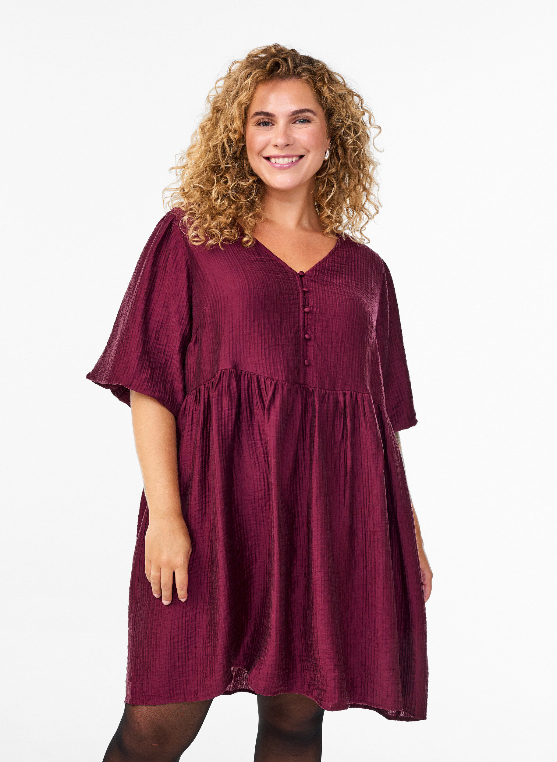 Korte jurk met textuur en korte ballonmouwen, Rood, Model