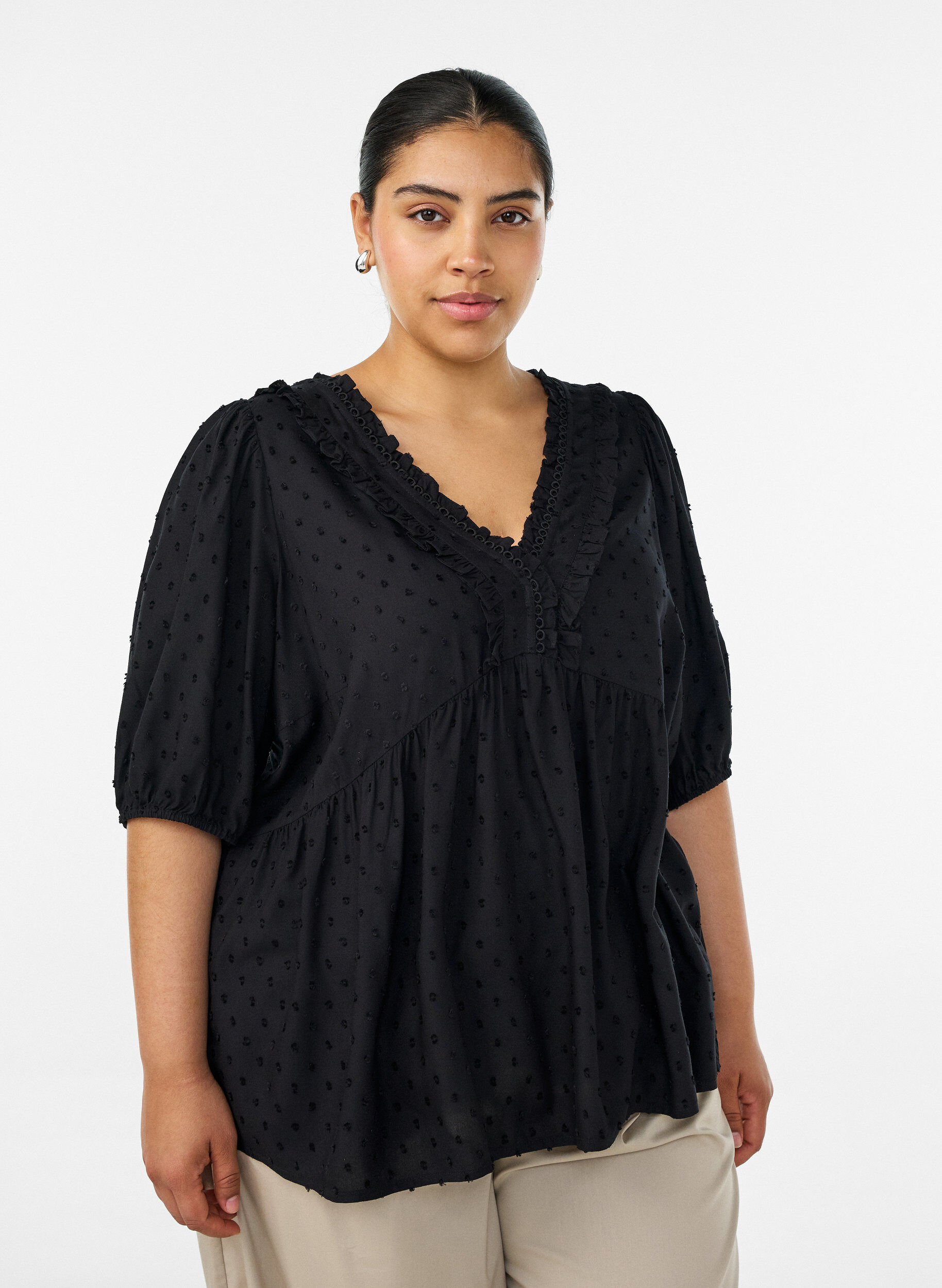 Viscose blouse met een stippenstructuur en V-hals, Zwart, Model