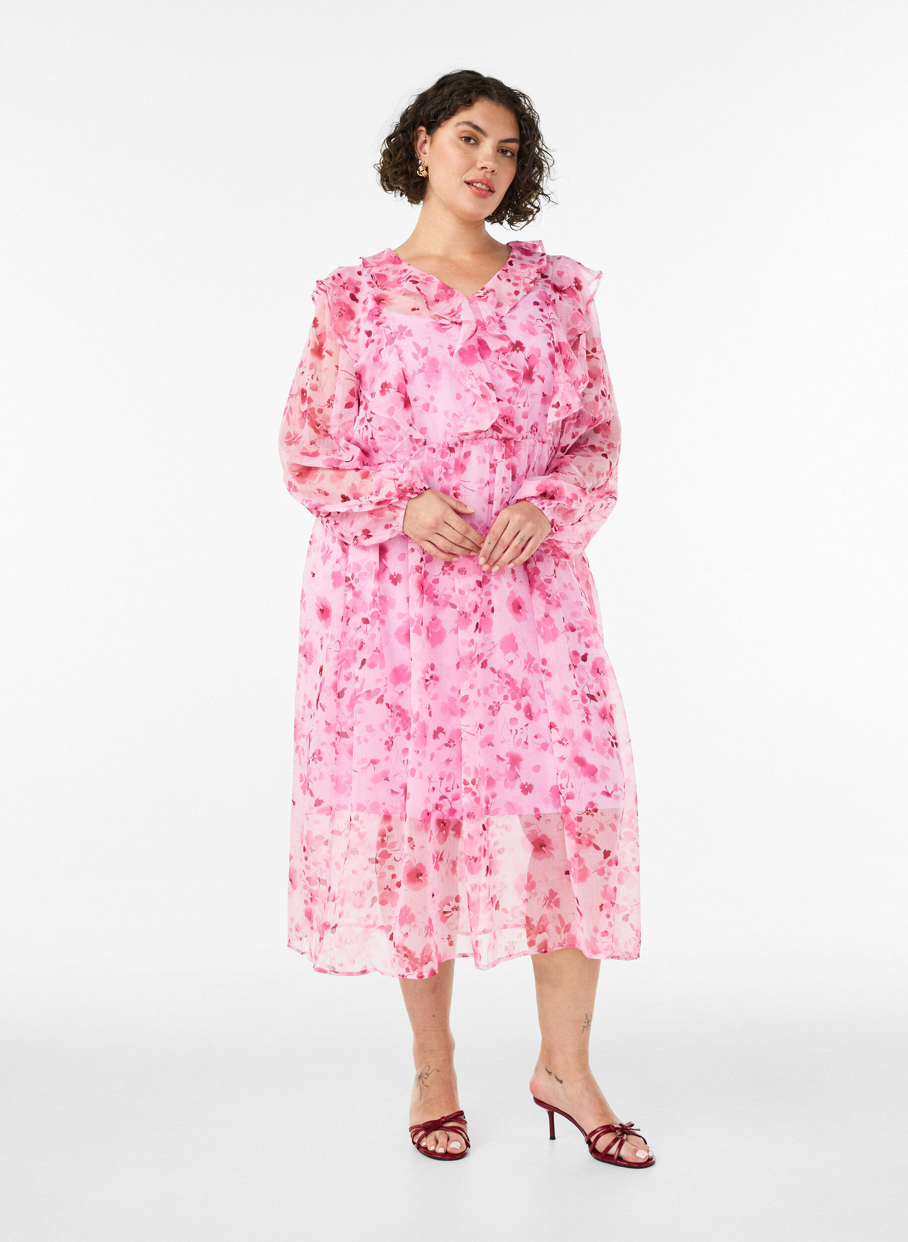 Chiffonjurk met bloemenprint, ruches en lange mouwen, Roze, Model