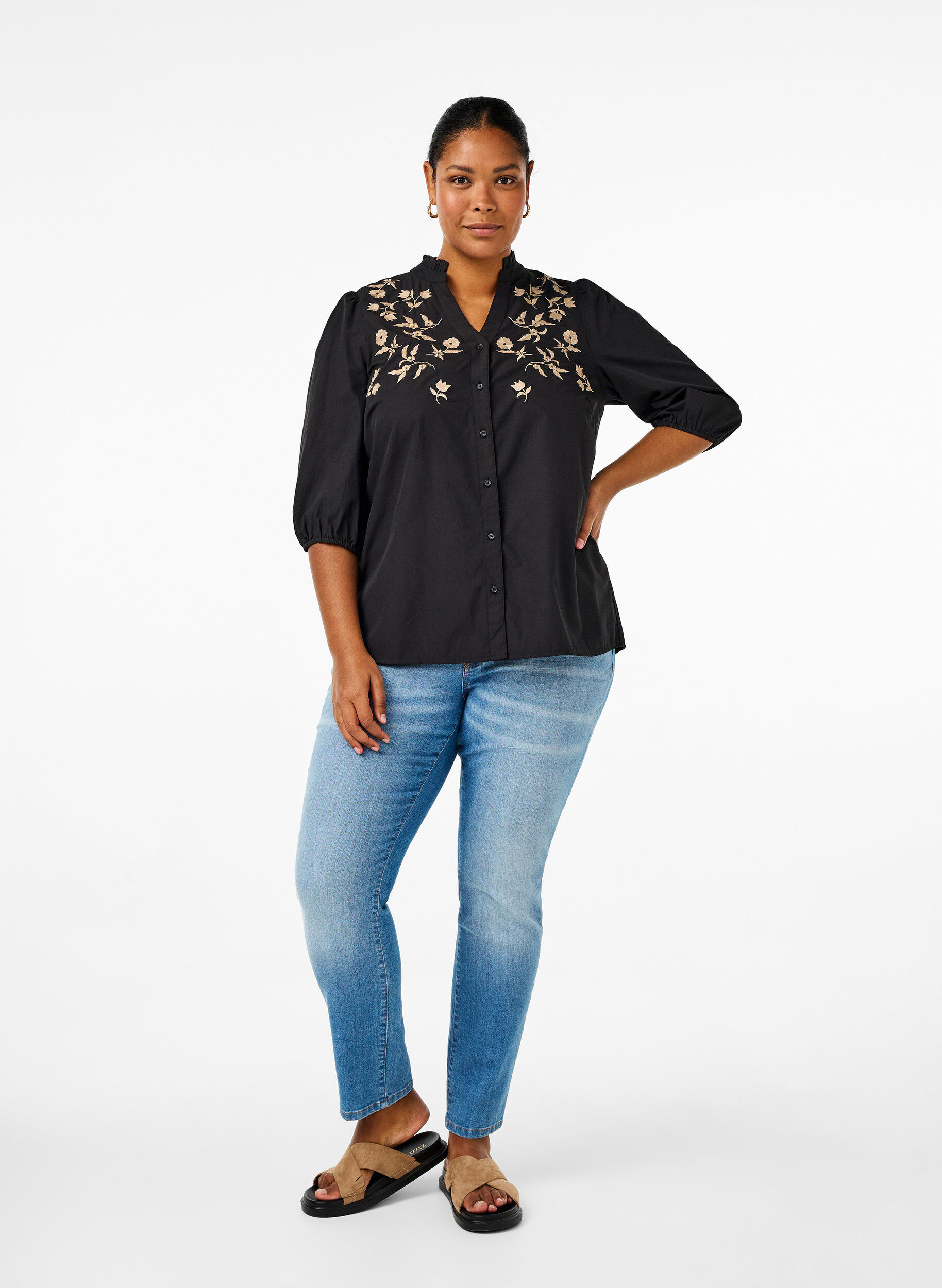 Zizzi Overhemdblouse met geborduurde bloemen en 3/4 mouwen, Black W. Beige Emb. , Model image number 2