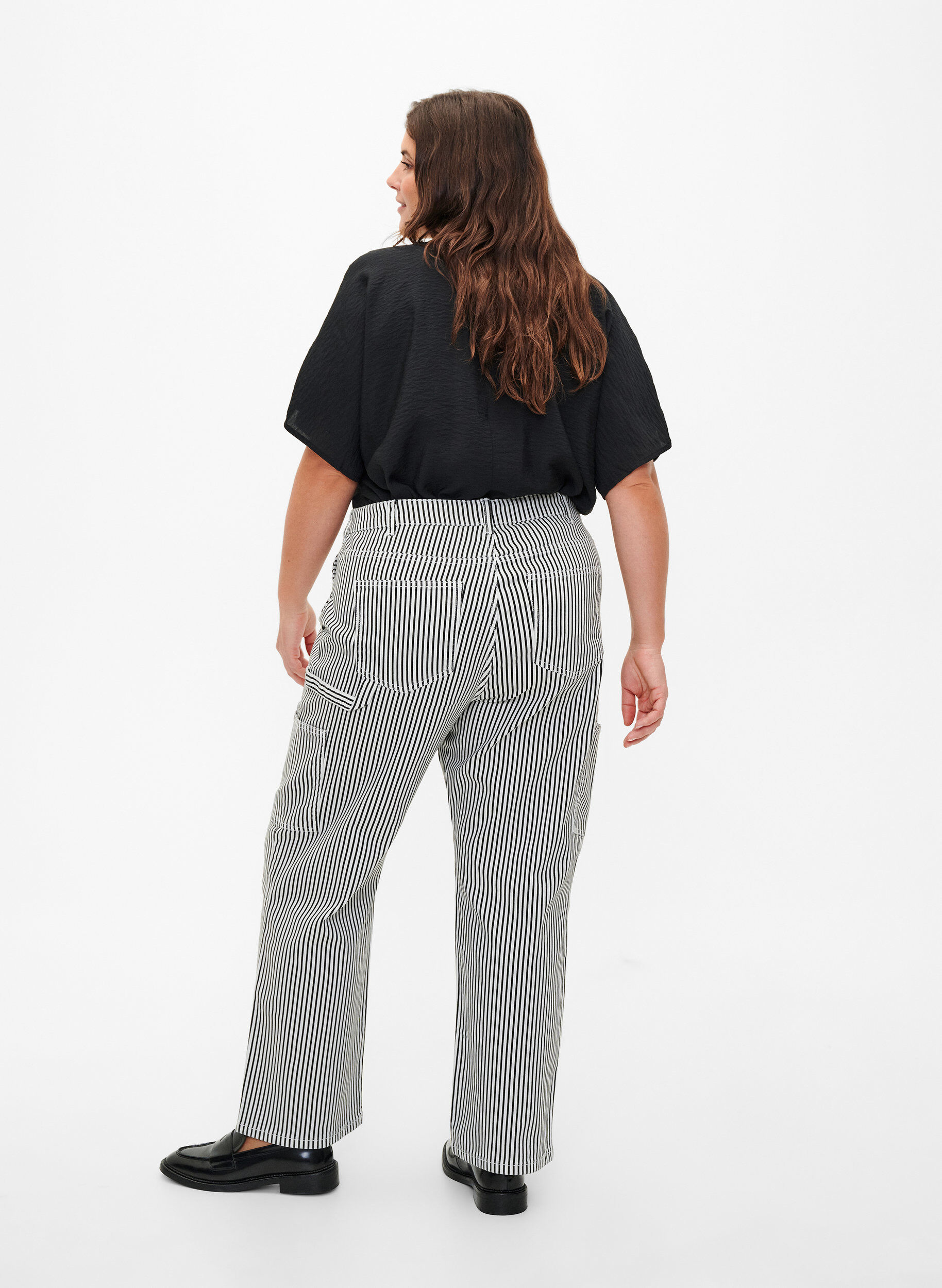 Zizzi Gestreepte cargo jeans met rechte pasvorm, Black White Stripe, Model image number 1