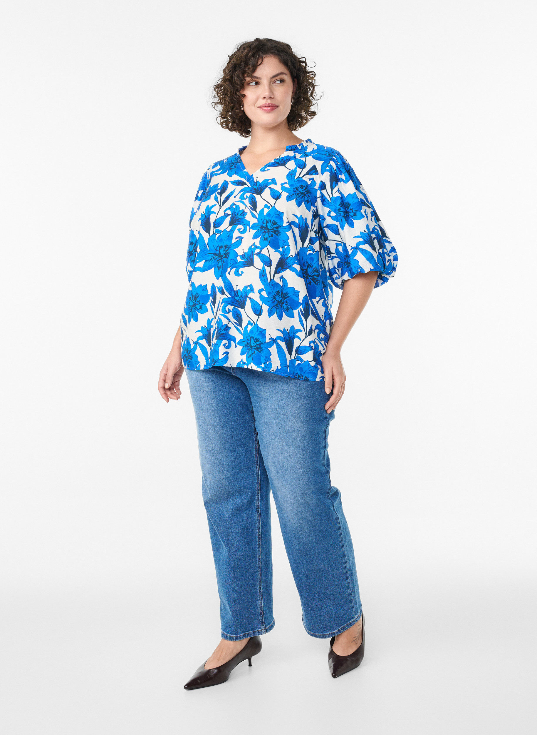 Zizzi Blouse met bloemenprint en korte ballonmouwen, Vanille, Model image number 1