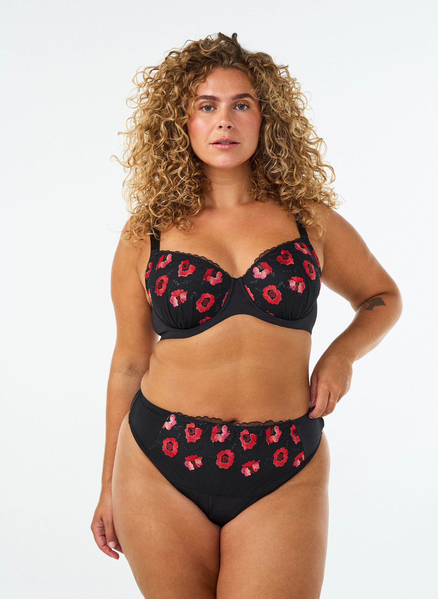 ZizziVoorgevormde beugel-bh met bloemenborduursel, Zwart, Model image number 1