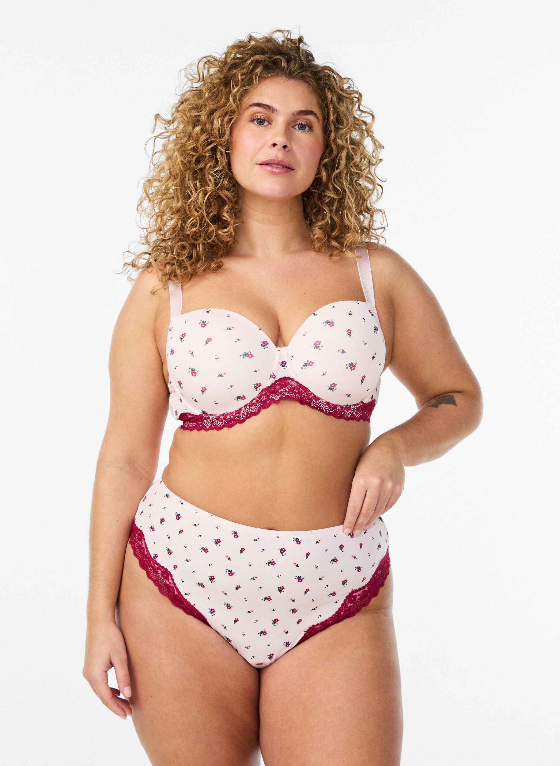 ZizziBrazilian slip met bloemenprint en kant, Roze, Model image number 0