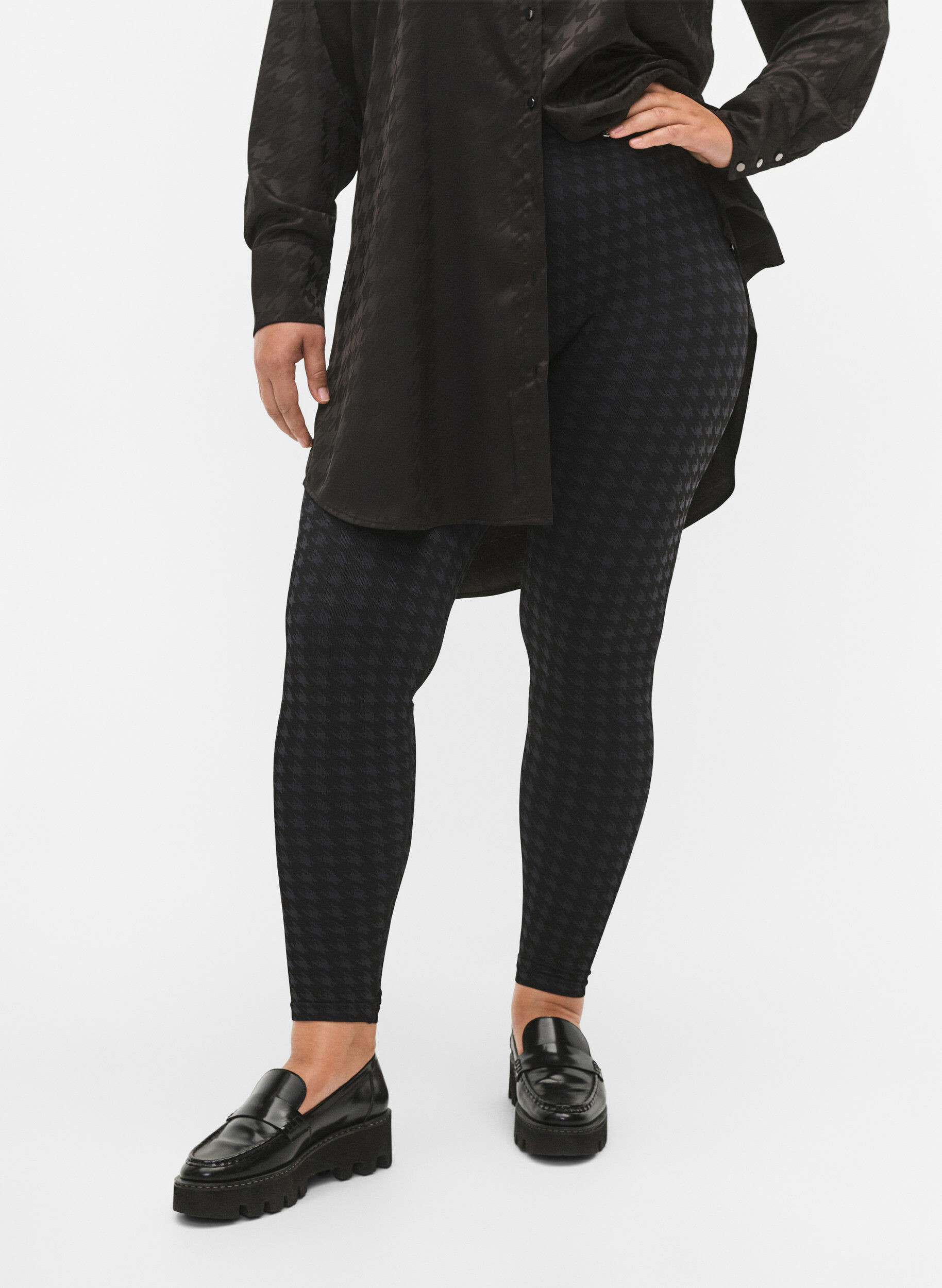 Zizzi Naadloze legging in pied-de-poule patroon, Black w. Dark Grey, Model image number 2