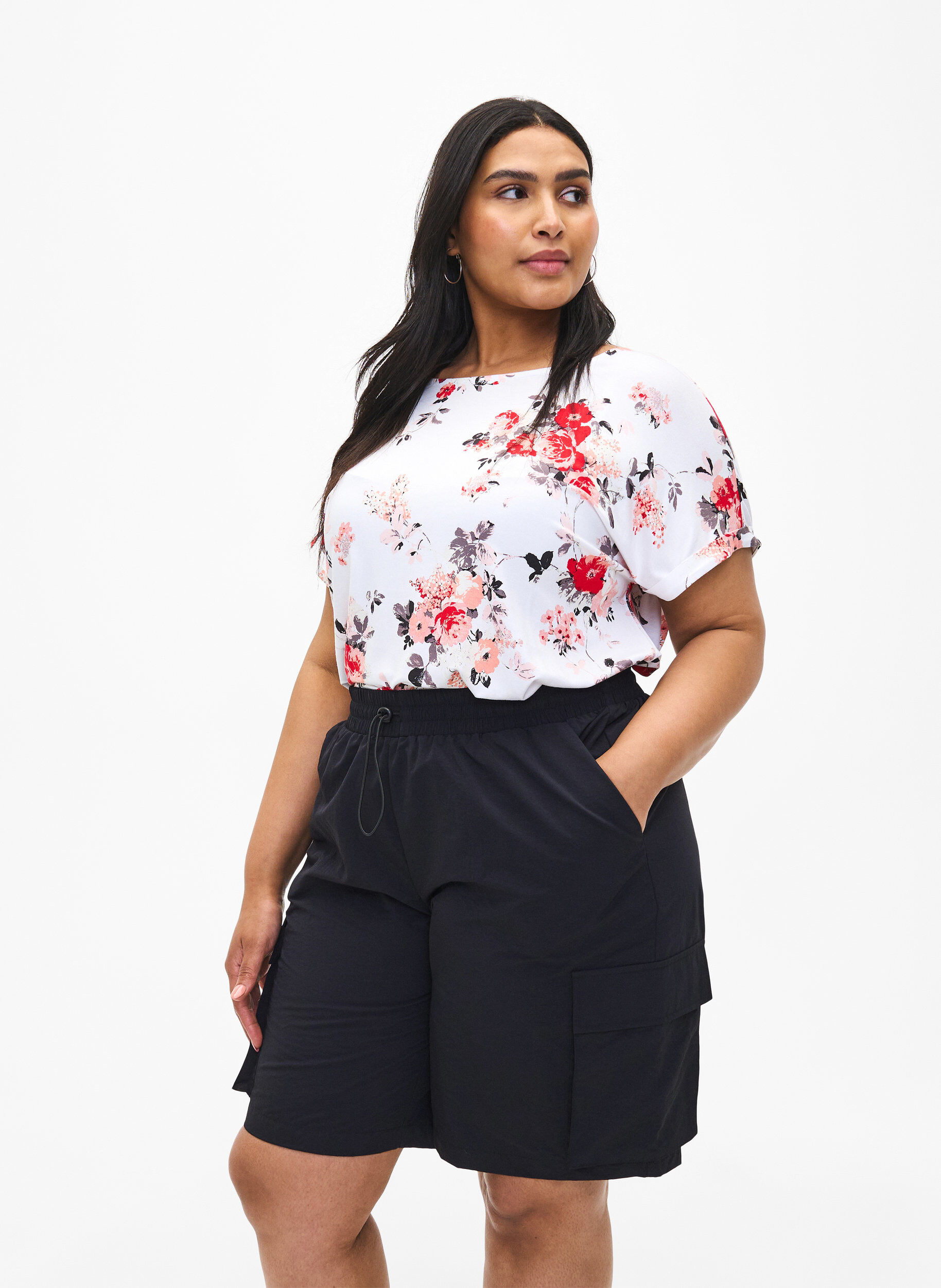 Zizzi  Korte broek met hoge taille en cargozakken, Black, Model image number 0