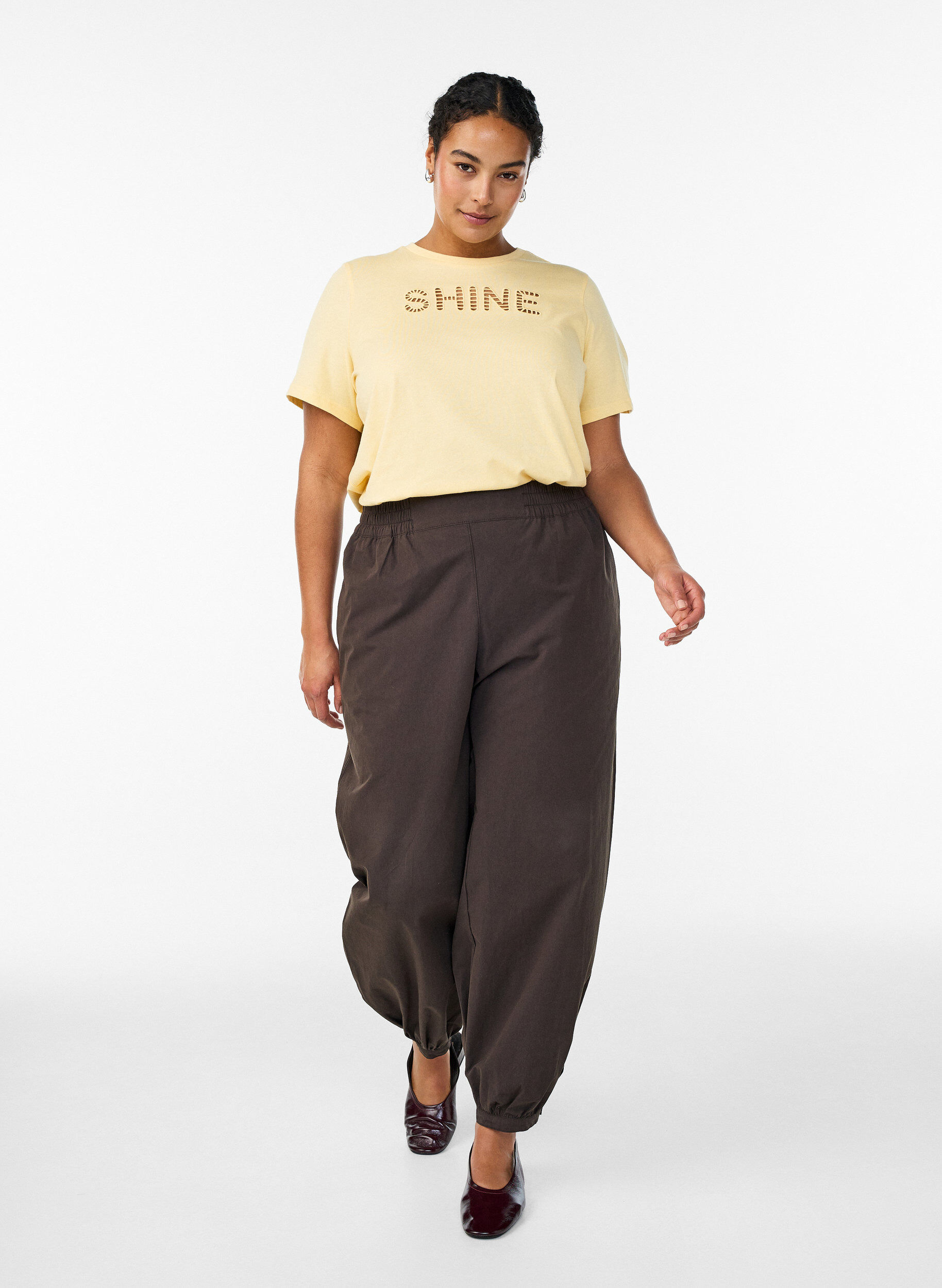 Zizzi Katoenen T-shirt met geborduurde tekst, Geel, Model image number 1