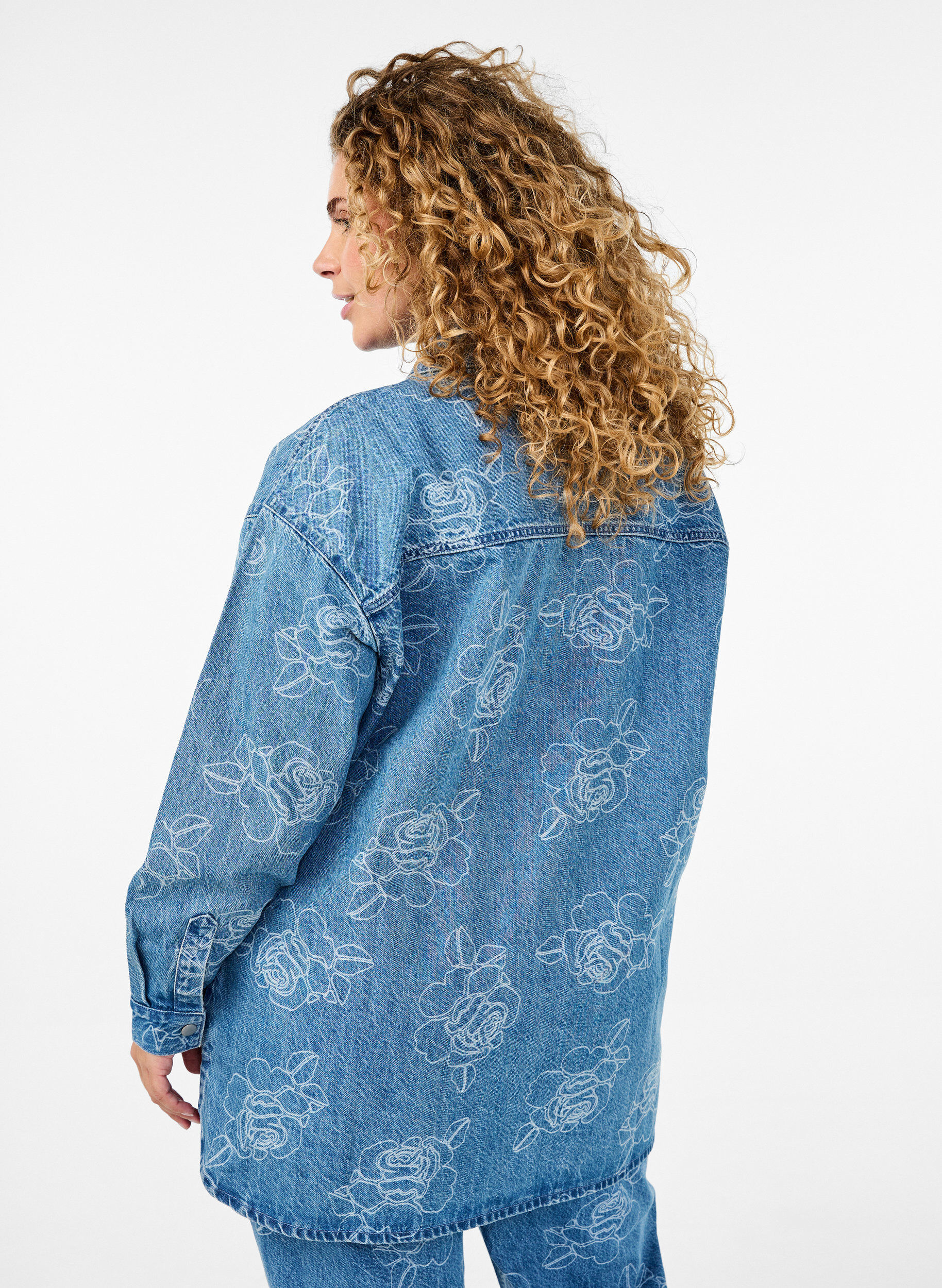 Zizzi Denim jasje met bloemen, Light Blue Denim, Model image number 1