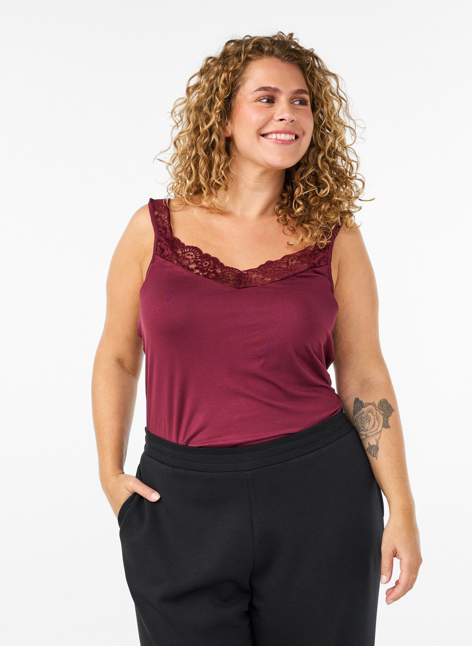 ZizziViscose top met kanten rand, Rood, Model image number 0