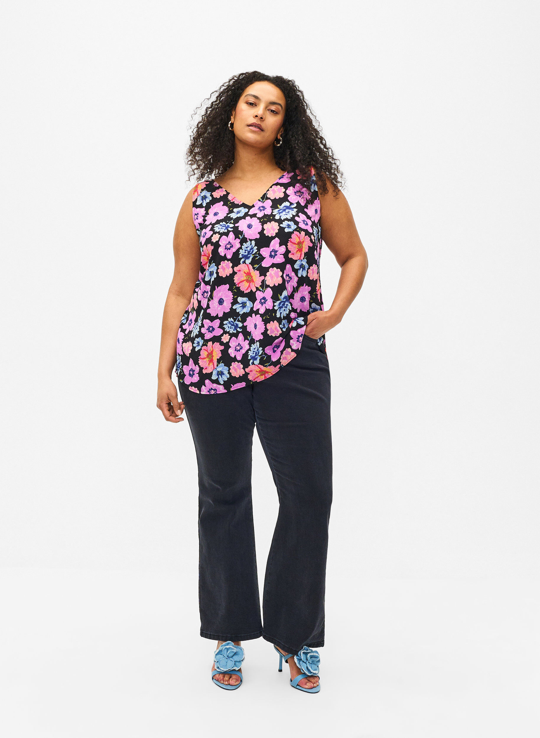 Zizzi Gebloemde top met V-hals, Black Big Flower AOP, Model image number 2
