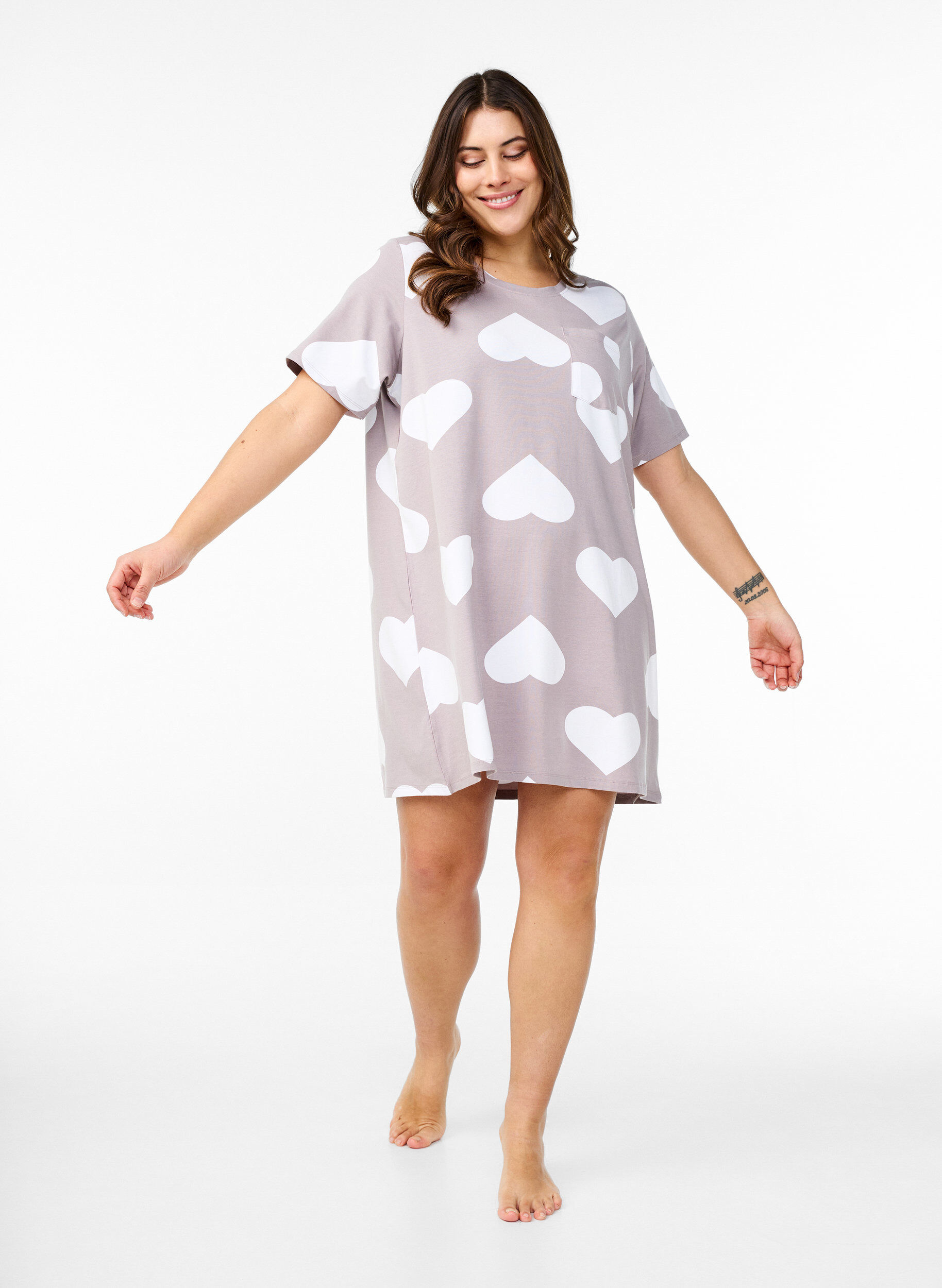 Zizzi Lange nacht T-shirt in een modalmix met hartjes, Grijs, Model image number 1